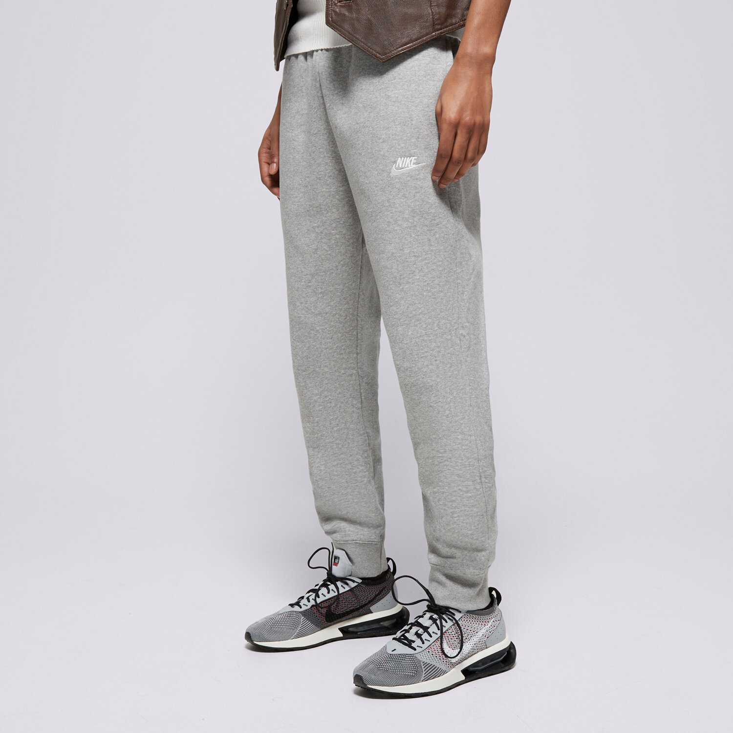 Bărbați pantaloni NIKE PANTALONI  SPORTSWEAR CLUB FLEECE BV2671-063 Gri