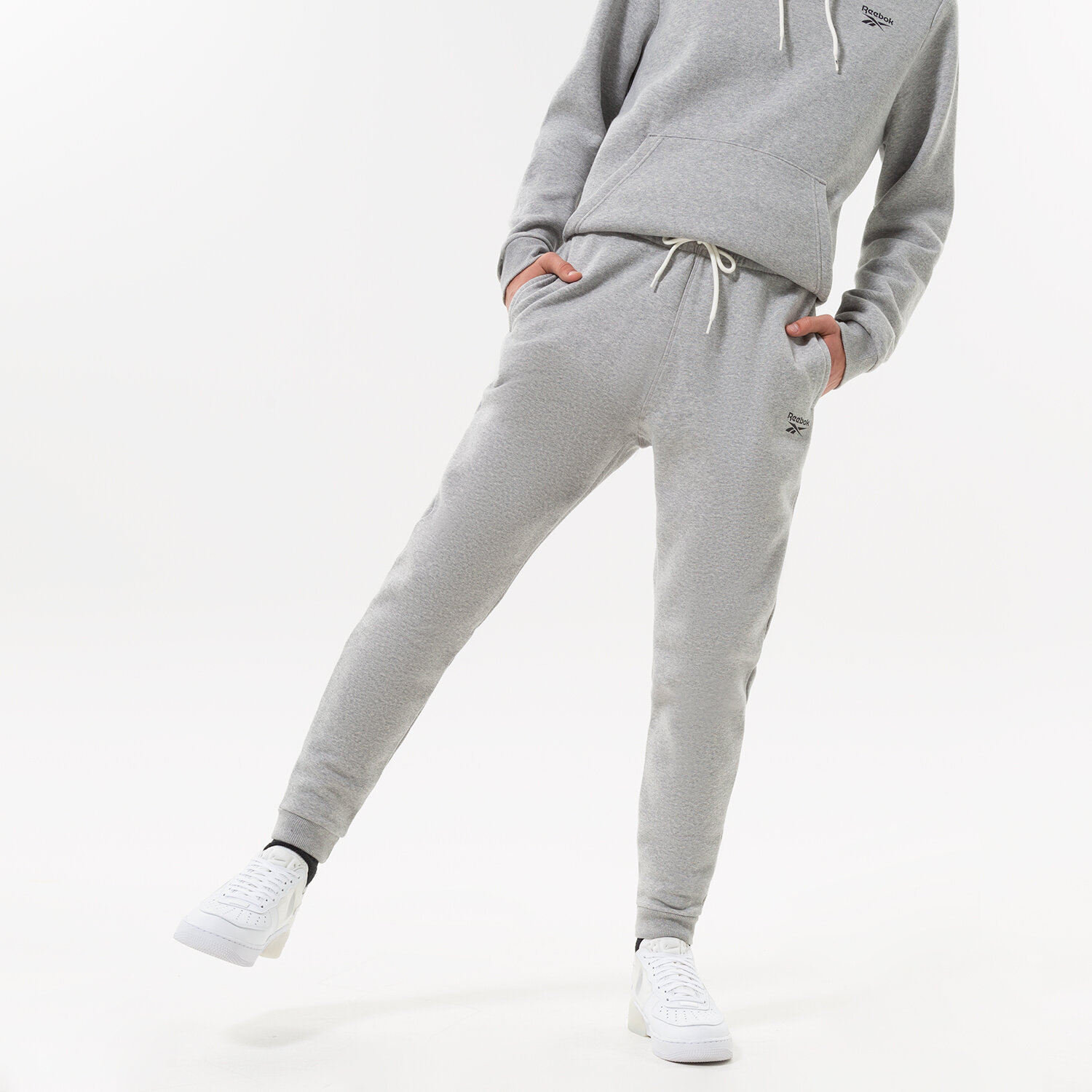 Bărbați pantaloni REEBOK PANTALONI  RI LEFT LEG JOGGER HS7118 Gri