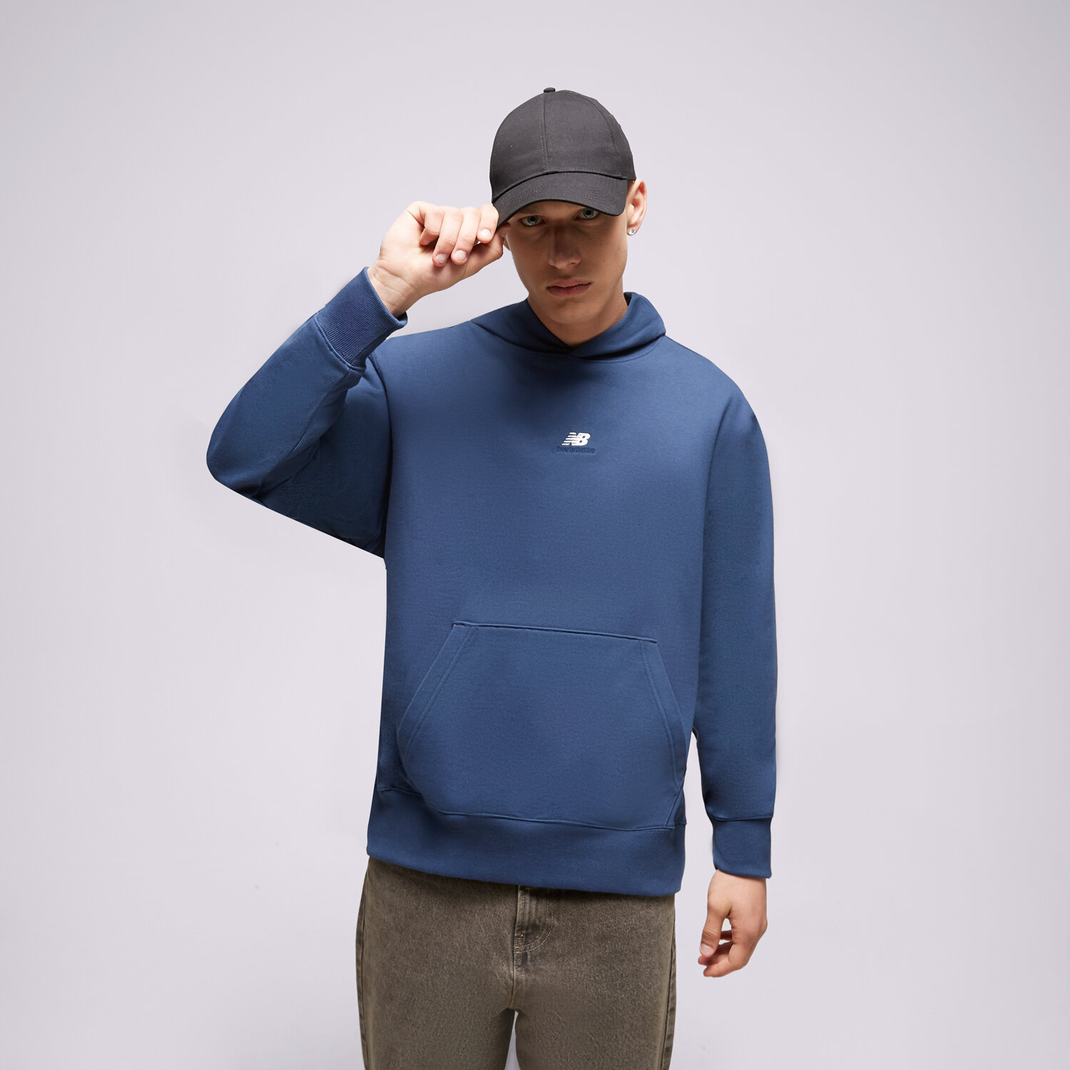 Bărbați bluză NEW BALANCE BLUZĂ CU GLUGĂ ATHLETICS REMASTERED MT31502NNY Bleumarin