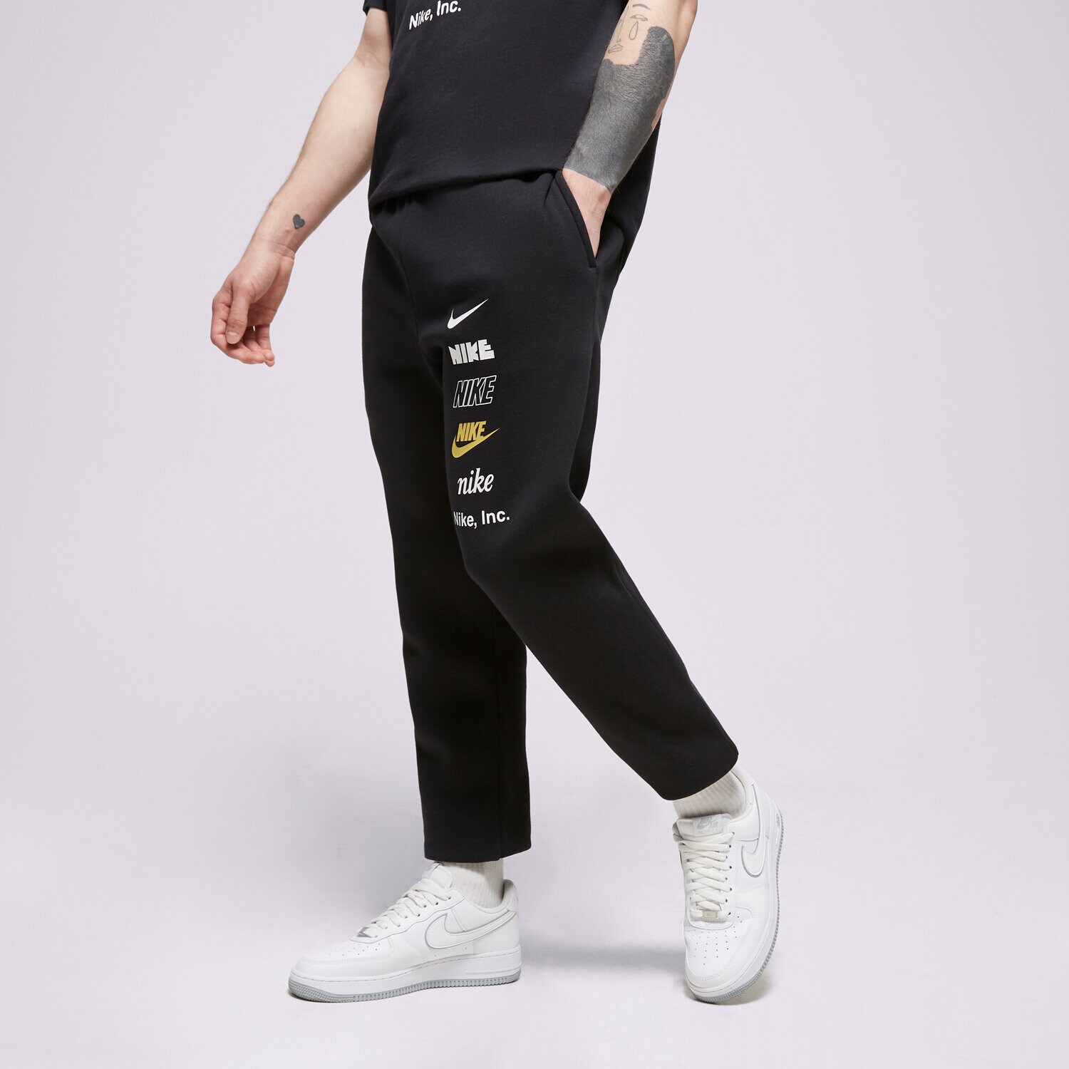 Bărbați pantaloni NIKE PANTALONI  M NK CLUB+ BB CF PANT MLOGO DX0795-010 Negru