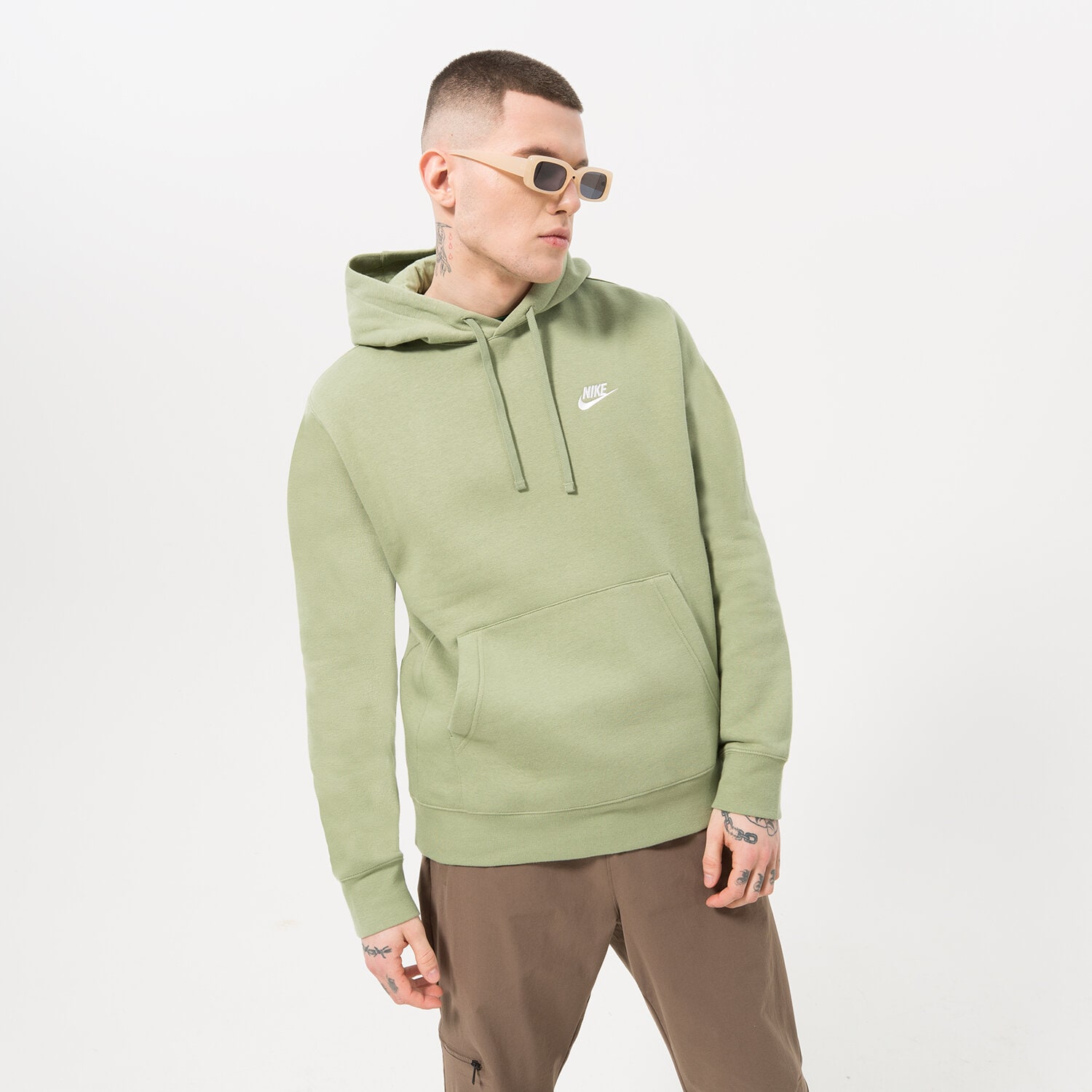 Bărbați bluză NIKE BLUZĂ CU GLUGĂ SPORTSWEAR CLUB FLEECE BV2654-386 Verde
