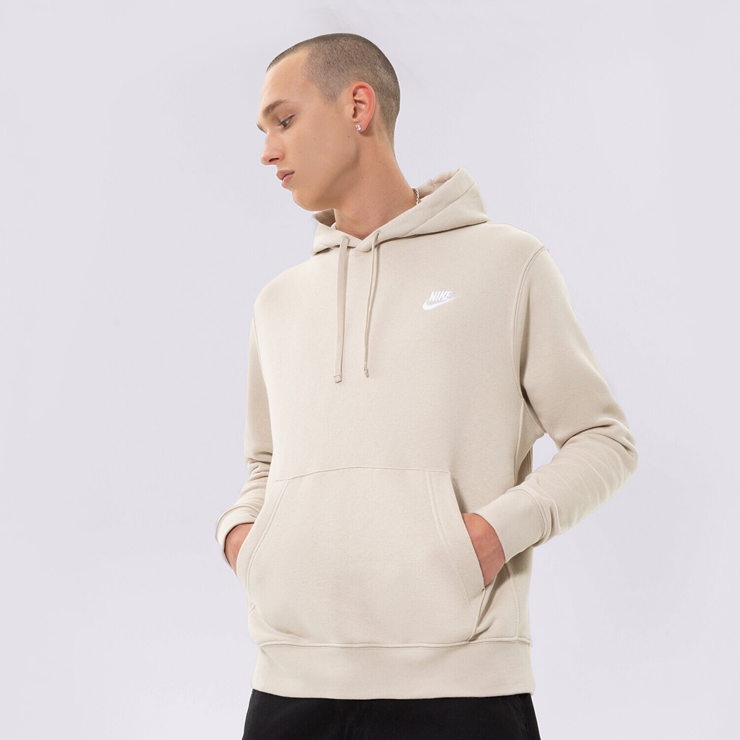 Bărbați bluză NIKE BLUZĂ CU GLUGĂ SPORTSWEAR CLUB FLEECE BV2654-206 Bej