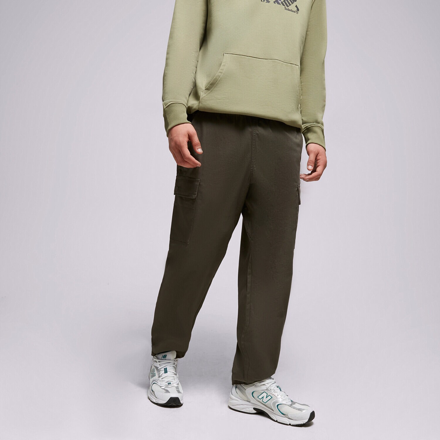 Bărbați pantaloni NEW BALANCE PANTALONI  ATHLETICS REMASTERED WOVEN MP31526COG Verde