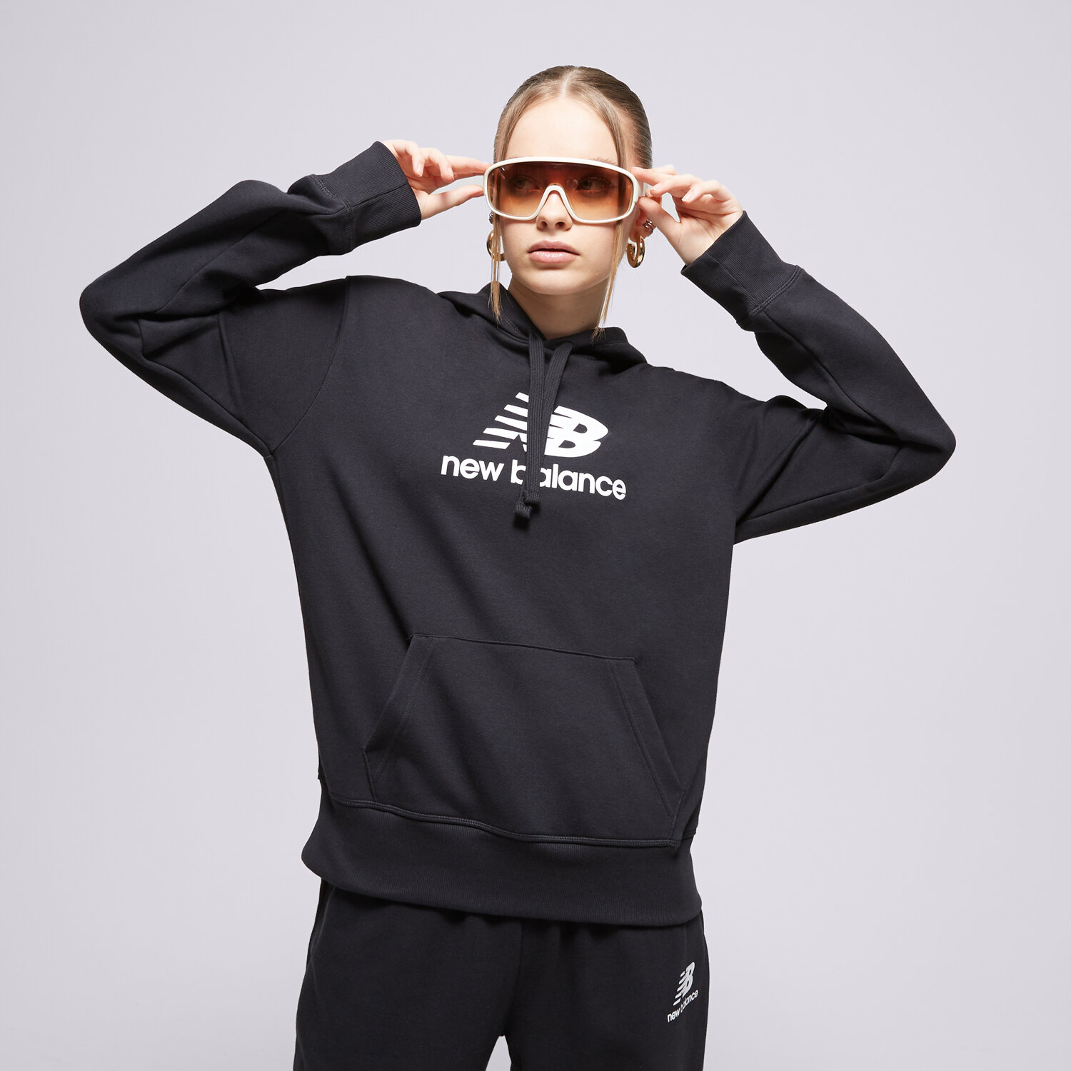Femei bluză NEW BALANCE BLUZĂ CU GLUGĂ NB ESSENTIALS WT31533BK Negru