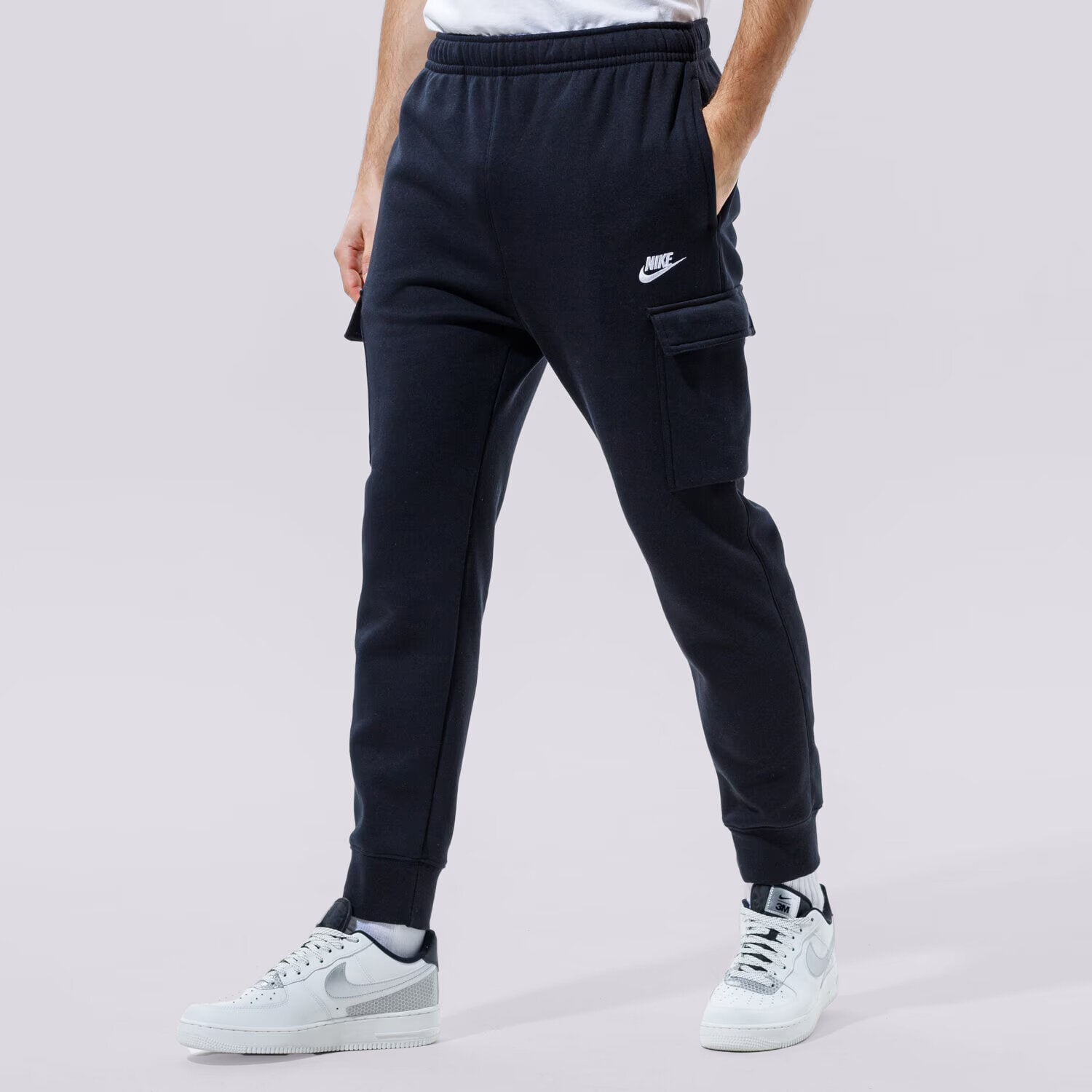 Bărbați pantaloni NIKE PANTALONI  SPORTSWEAR CLUB FLEECE CARGO CD3129-010 Negru