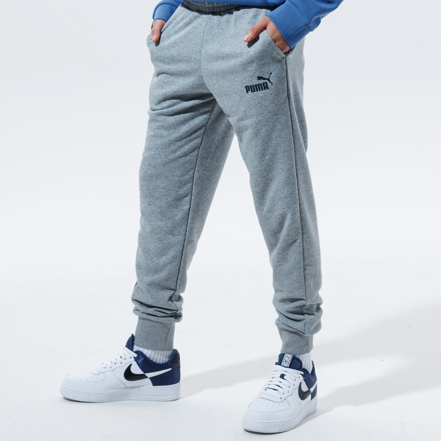 Bărbați pantaloni PUMA PANTALONI ESS LOGO TR CL 58671603 Gri