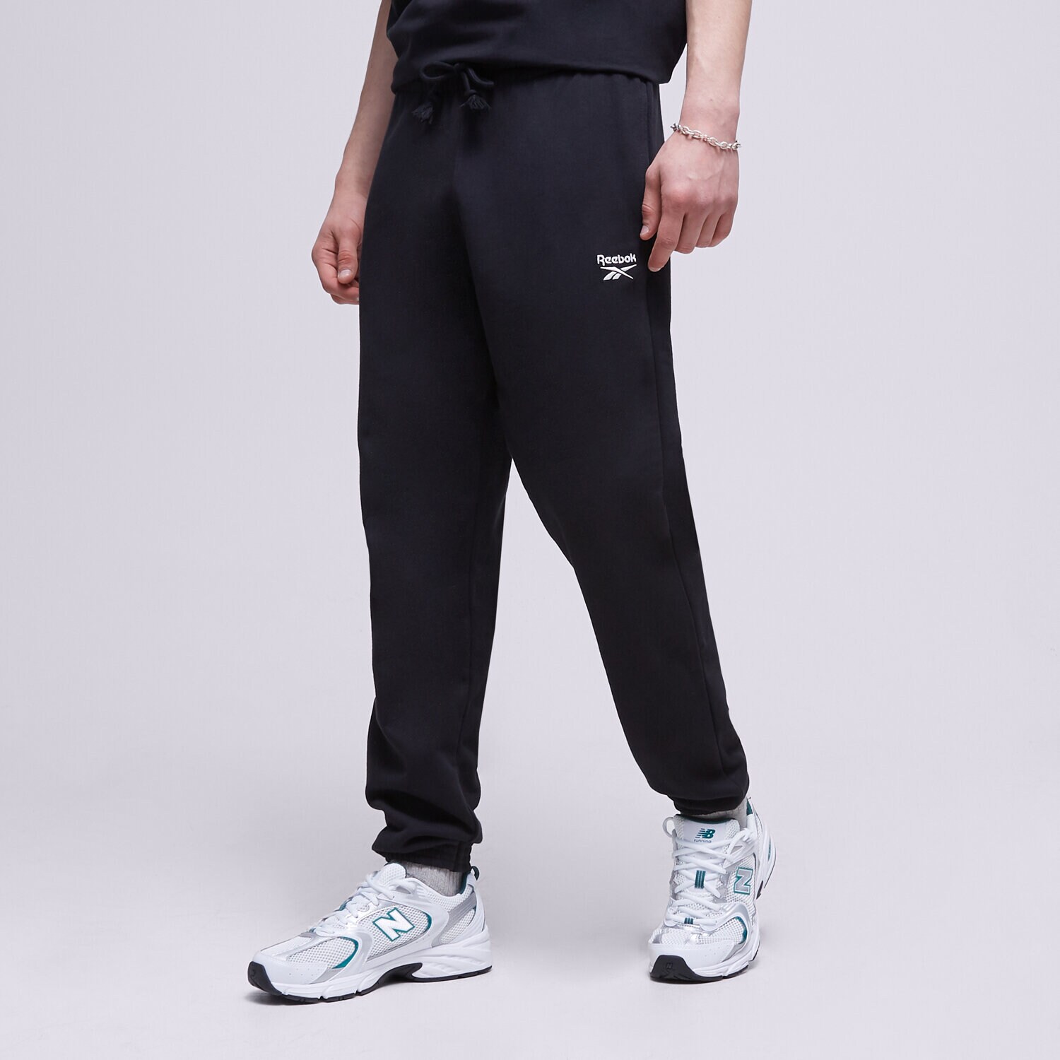 Bărbați pantaloni REEBOK PANTALONI  CL SV PANT HS5788 Negru