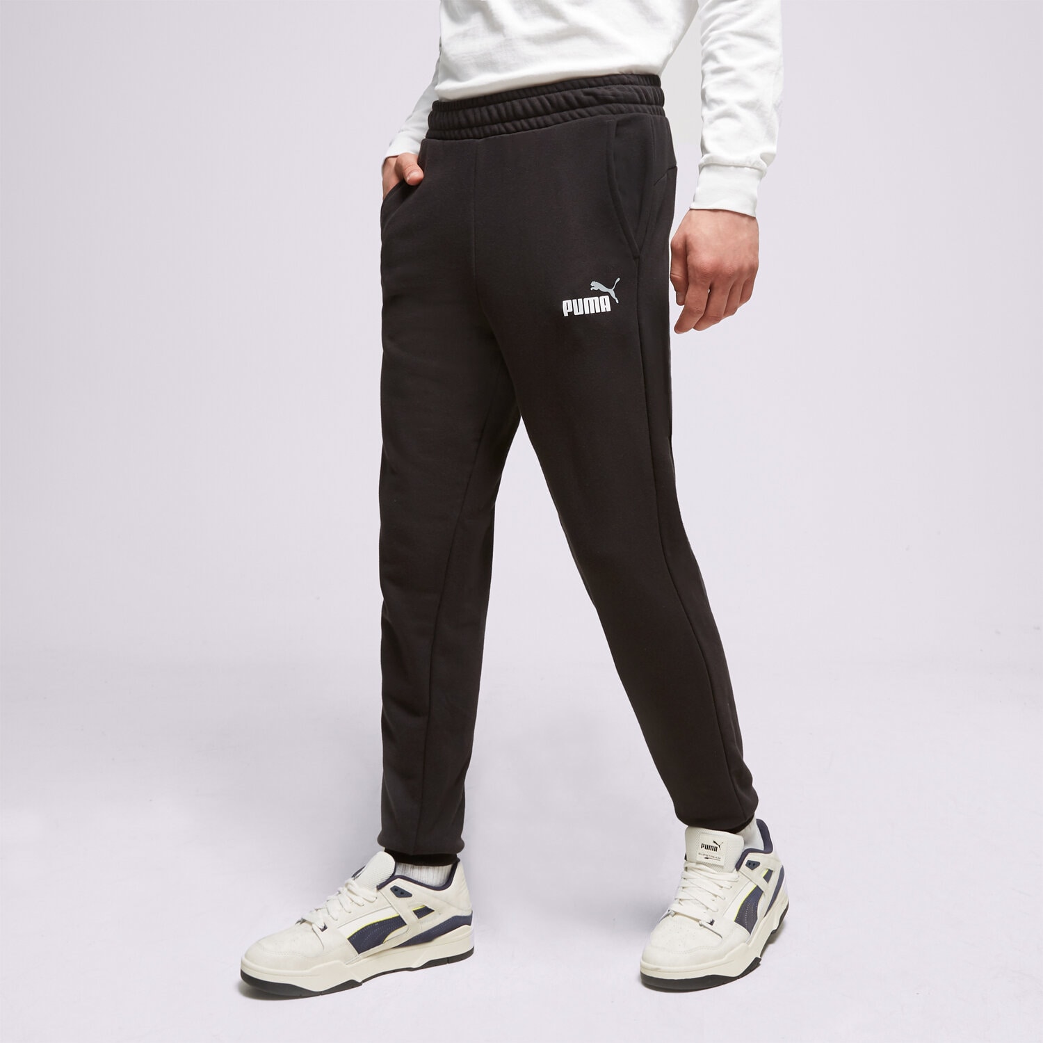 Bărbați pantaloni PUMA PANTALONI  ESS+ 2 COL LOGO TR CL 58676861 Negru