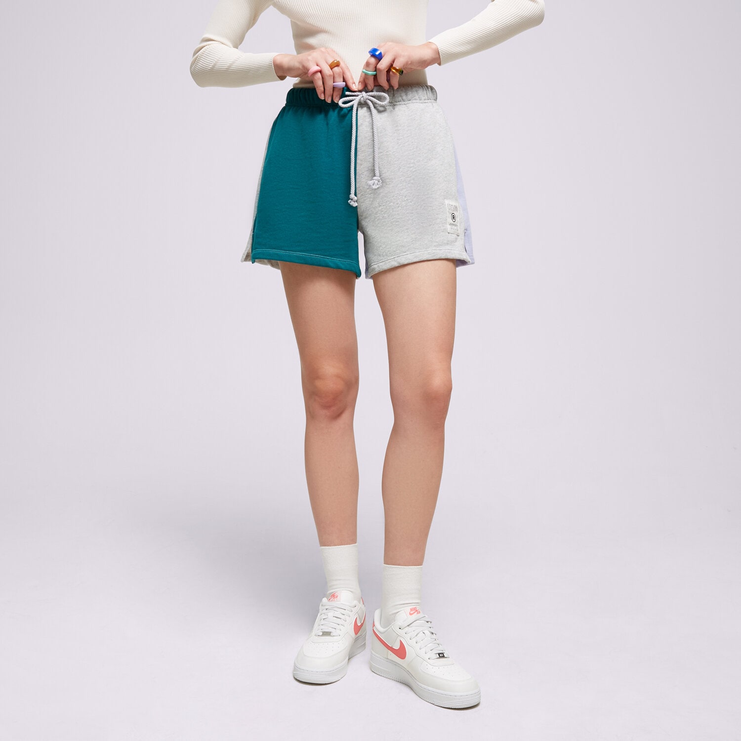 Femei pantaloni scurți LEVI'S PANTALONI SCURȚI GRAPHIC COURT SWEATSHORT A50070003 Mulicolor