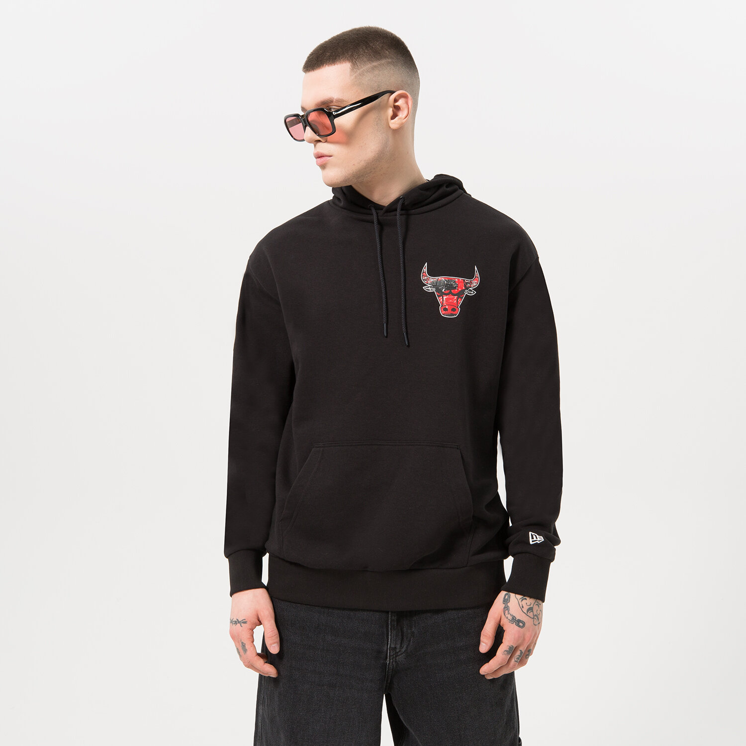 Bărbați bluză NEW ERA BLUZĂ CU GLUGĂ INFILL TEAM LOGO BULLS CHICAGO BULLS 60332139 Negru