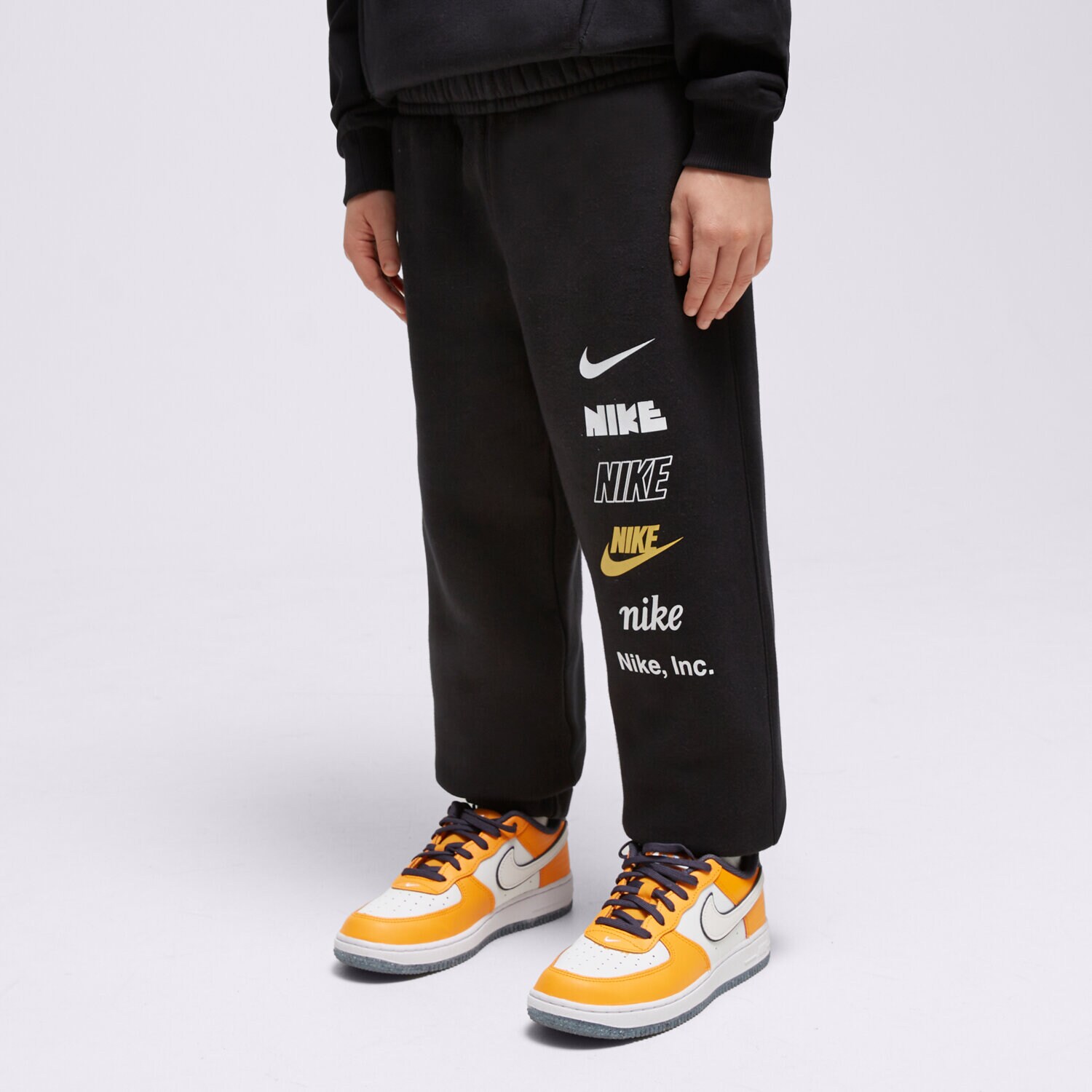 Pantaloni pentru copii NIKE PANTALONI  B NSW JOGGER BB MLOGO DX5160-010 Negru
