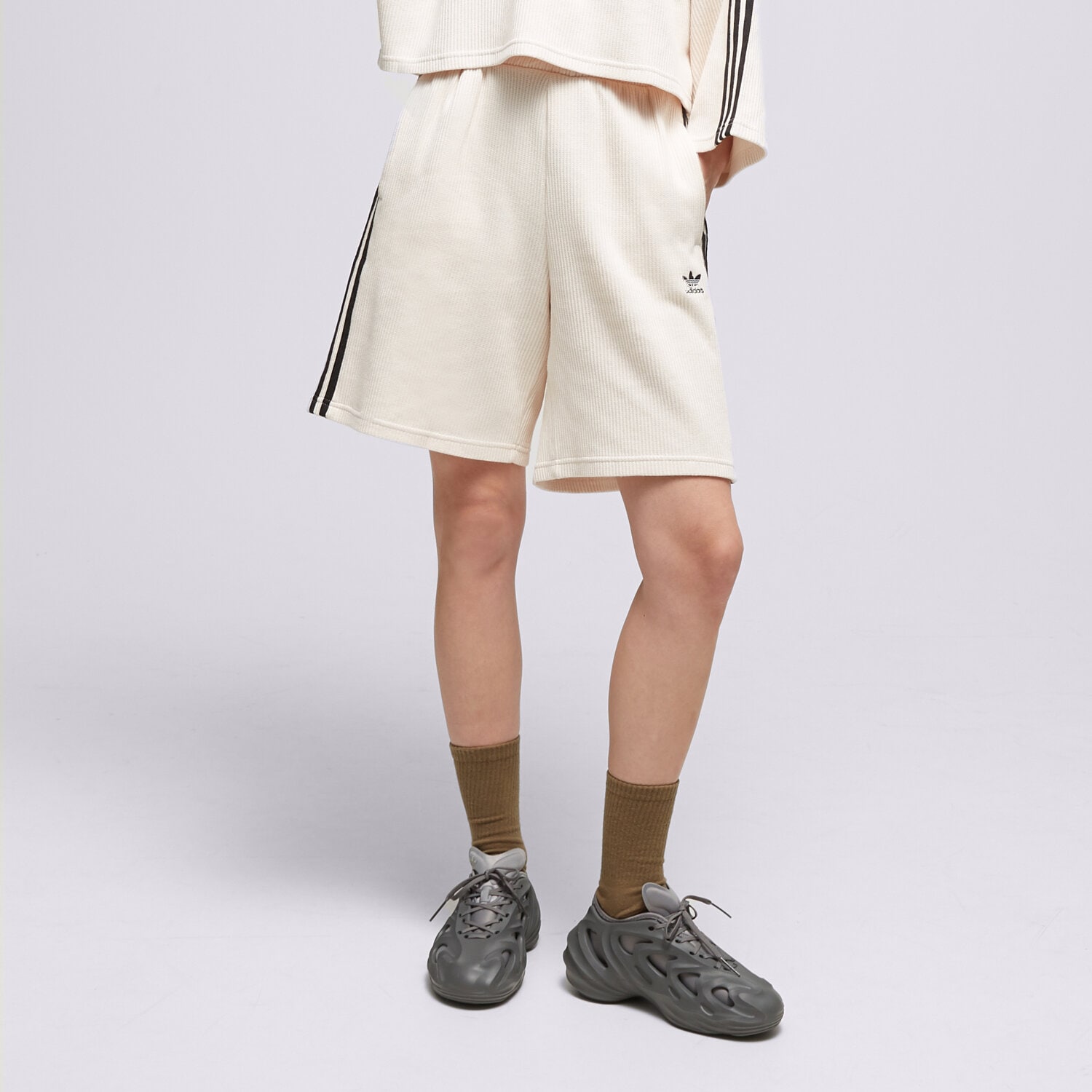 Femei pantaloni scurți ADIDAS PANTALONI SCURȚI BERMUDA SHORTS IC5450 Alb