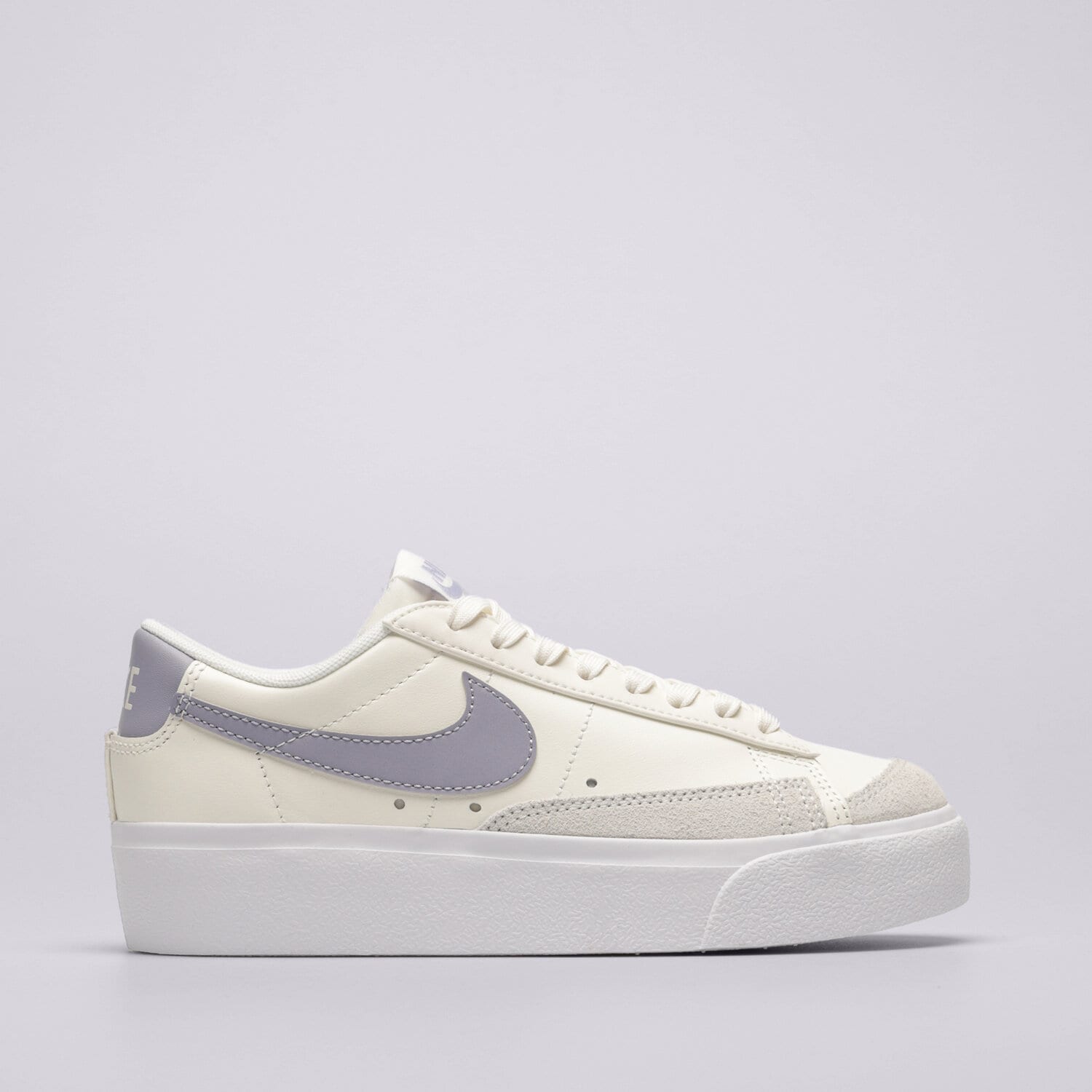 Femei pantofi sport NIKE W BLAZER LOW PLATFORM DJ0292-110 Alb