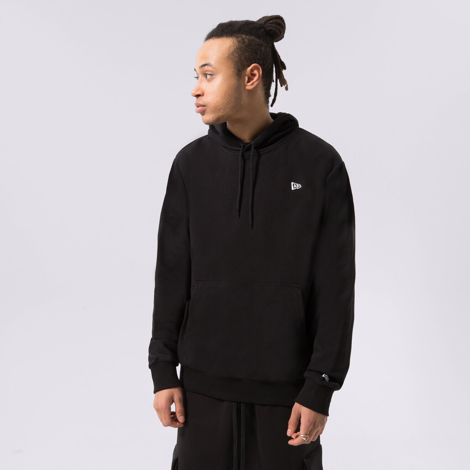 Bărbați bluză NEW ERA BLUZĂ CU GLUGĂ NE ESS FLAG HOODY BLK NEW ERA BLK 12511144 Negru