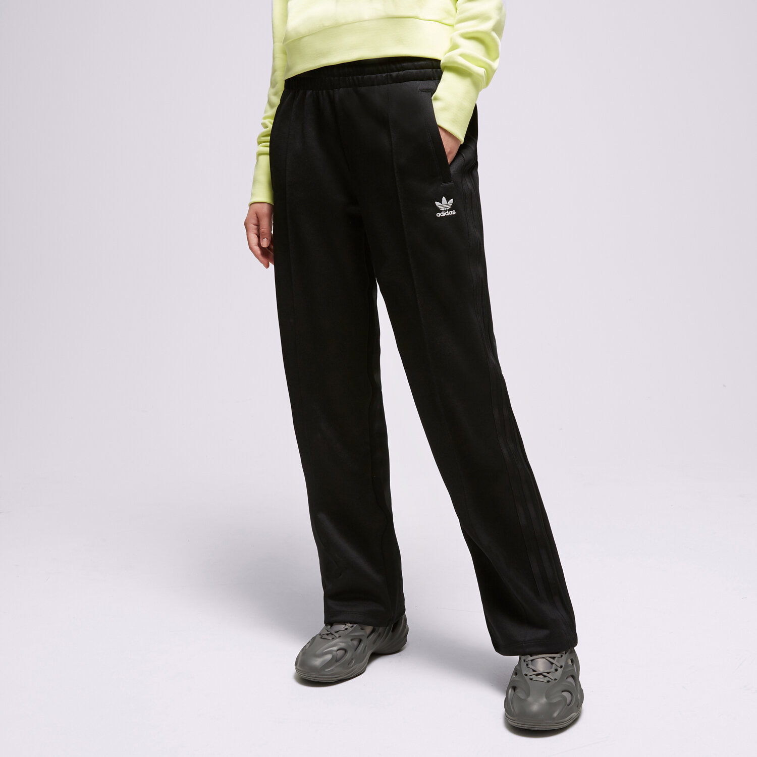 Femei pantaloni ADIDAS PANTALONI  OVRRSIZED SST IK6505 Negru