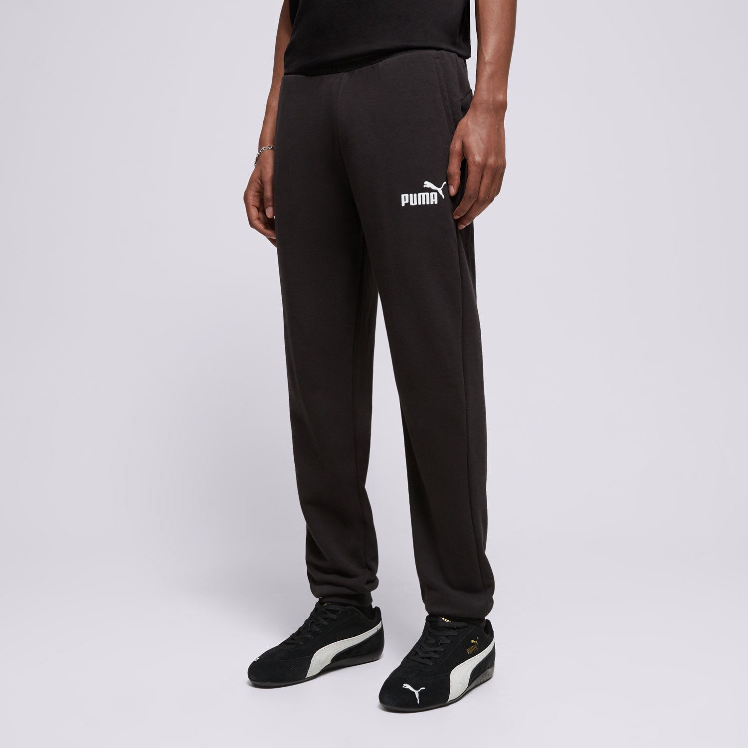 Bărbați pantaloni PUMA PANTALONI  ESS ELEVATED 67597601 Negru