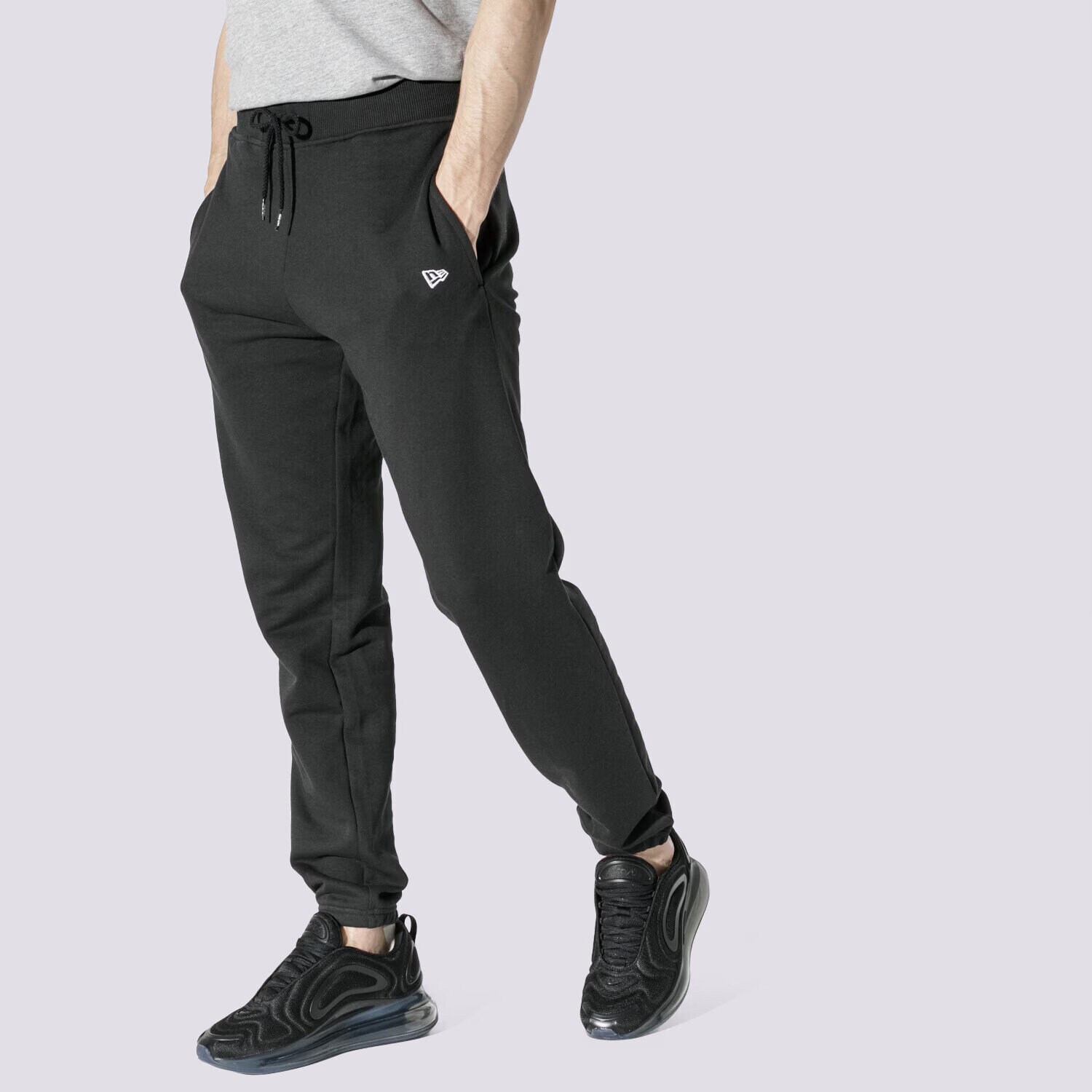 Bărbați pantaloni NEW ERA PANTALONI  NE ESSENTIAL JOGGER BLK NEW ERA BLK 11860049 Negru
