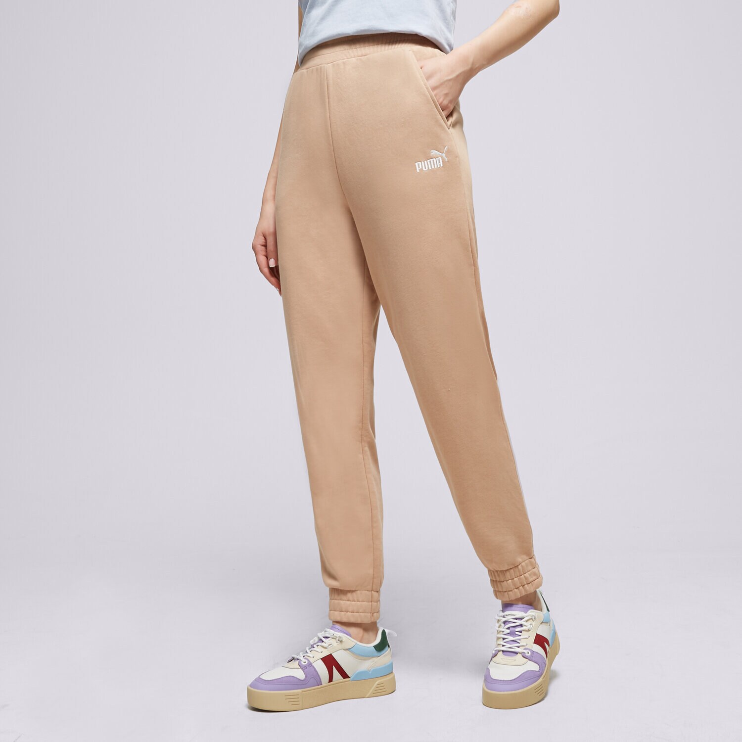 Femei pantaloni PUMA PANTALONI  ESS+ EMBROIDERY TR CL 847093 89 Bej