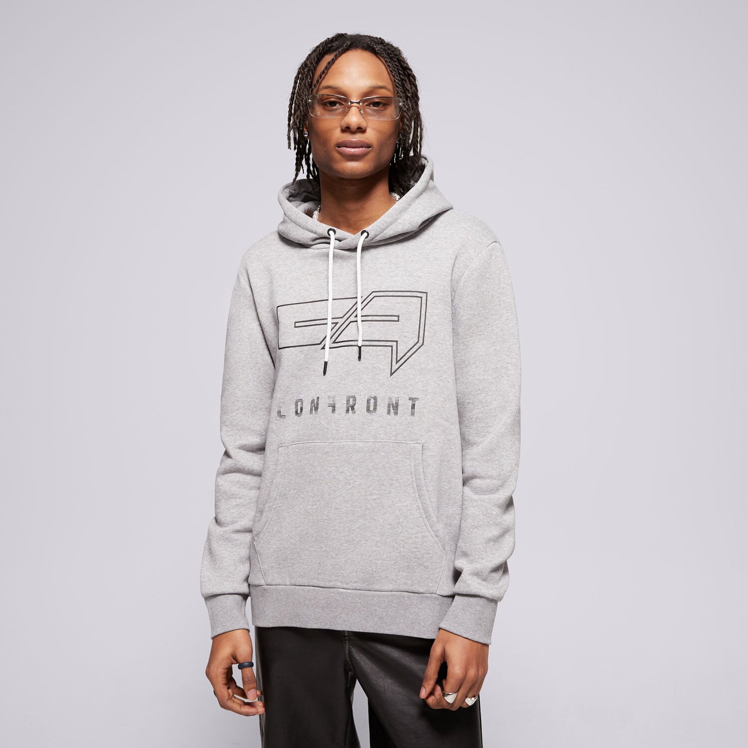 Bărbați bluză CONFRONT BLUZĂ CU GLUGĂ LOGO HOODY GREY  CF121BLM24002 Gri
