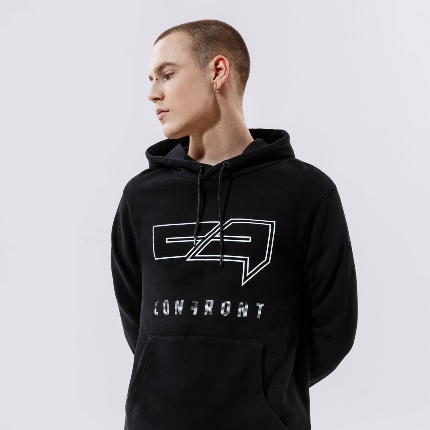 Bărbați bluză CONFRONT BLUZĂ CU GLUGĂ LOGO HOODY BLACK  CF121BLM24001 Negru