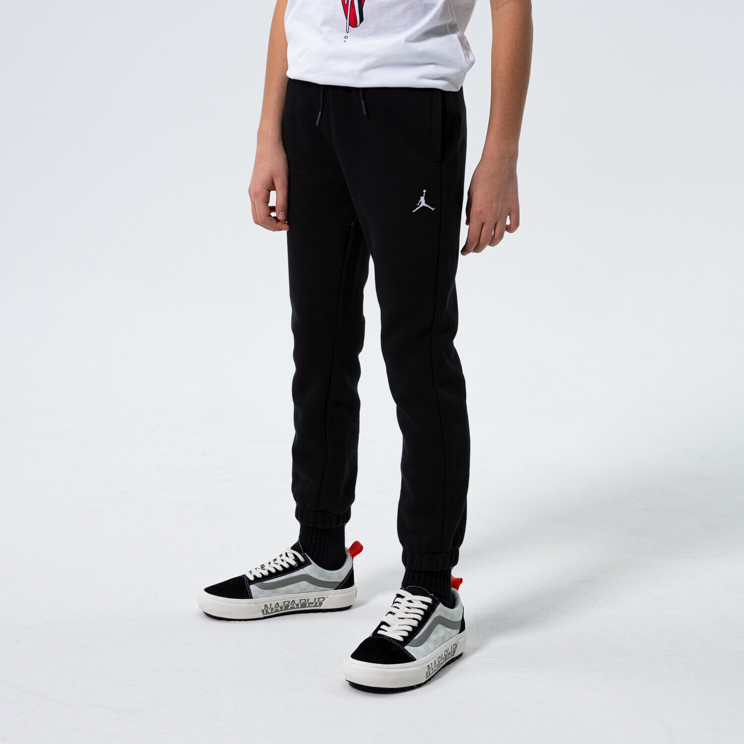 Pantaloni pentru copii JORDAN PANTALONI  ESSENTIALS PANT BOY 95A716-023 Negru
