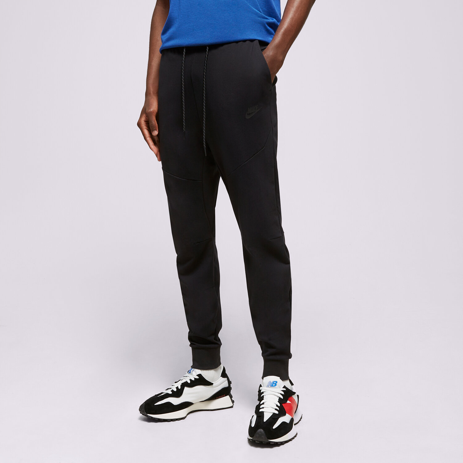 Bărbați pantaloni NIKE PANTALONI  M NK TECH LGHTWHT JGGR DX0826-010 Negru