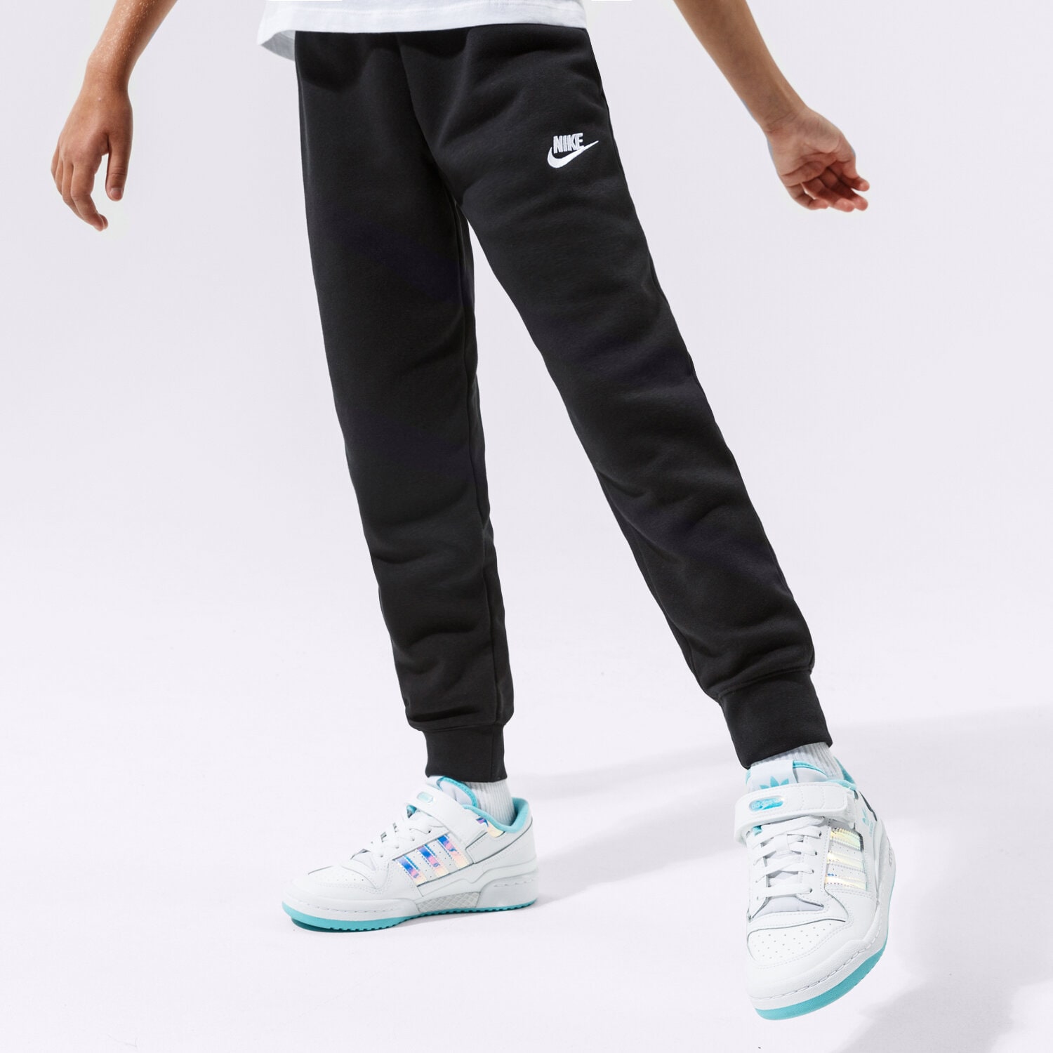 Pantaloni pentru copii NIKE PANTALONI  SPORTSWEAR CLUB FLEECE GIRL DC7207-010 Negru