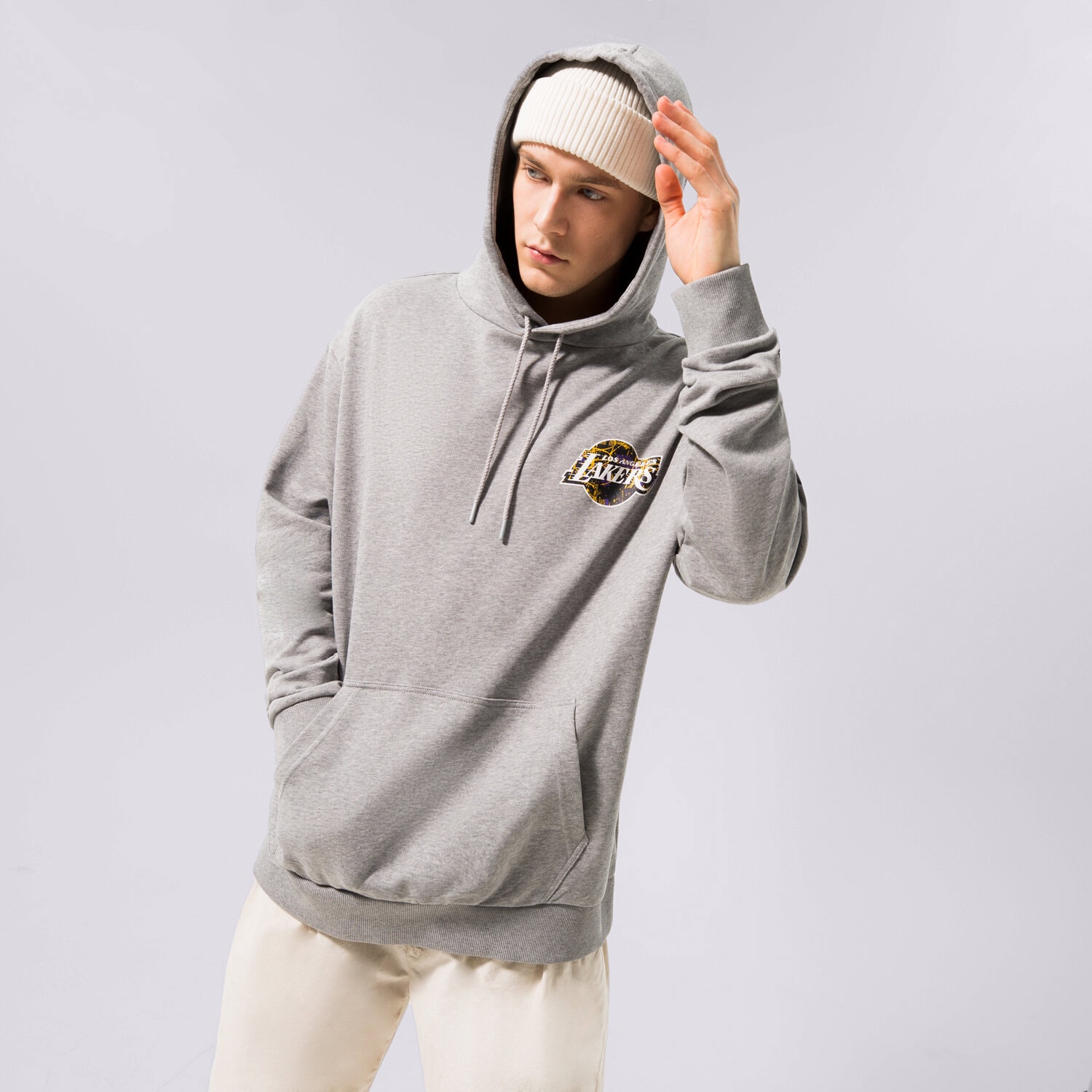 Bărbați bluză NEW ERA BLUZĂ CU GLUGĂ INFILL TEAM LOGO LAKERS LOS ANGELES L 60332147 Gri