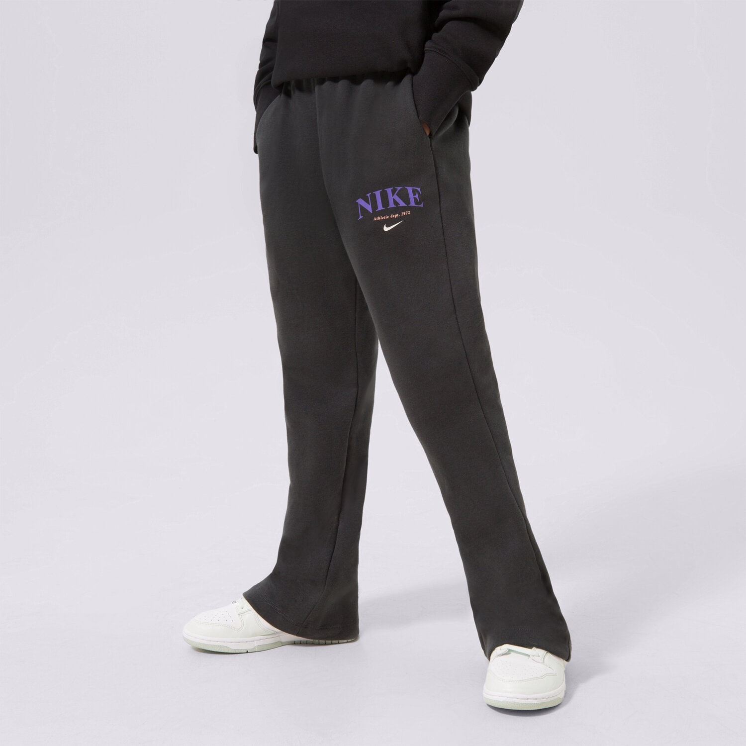 Pantaloni pentru copii NIKE PANTALONI  G NSW TREND FLC PANT GIRL DV2564-045 Negru