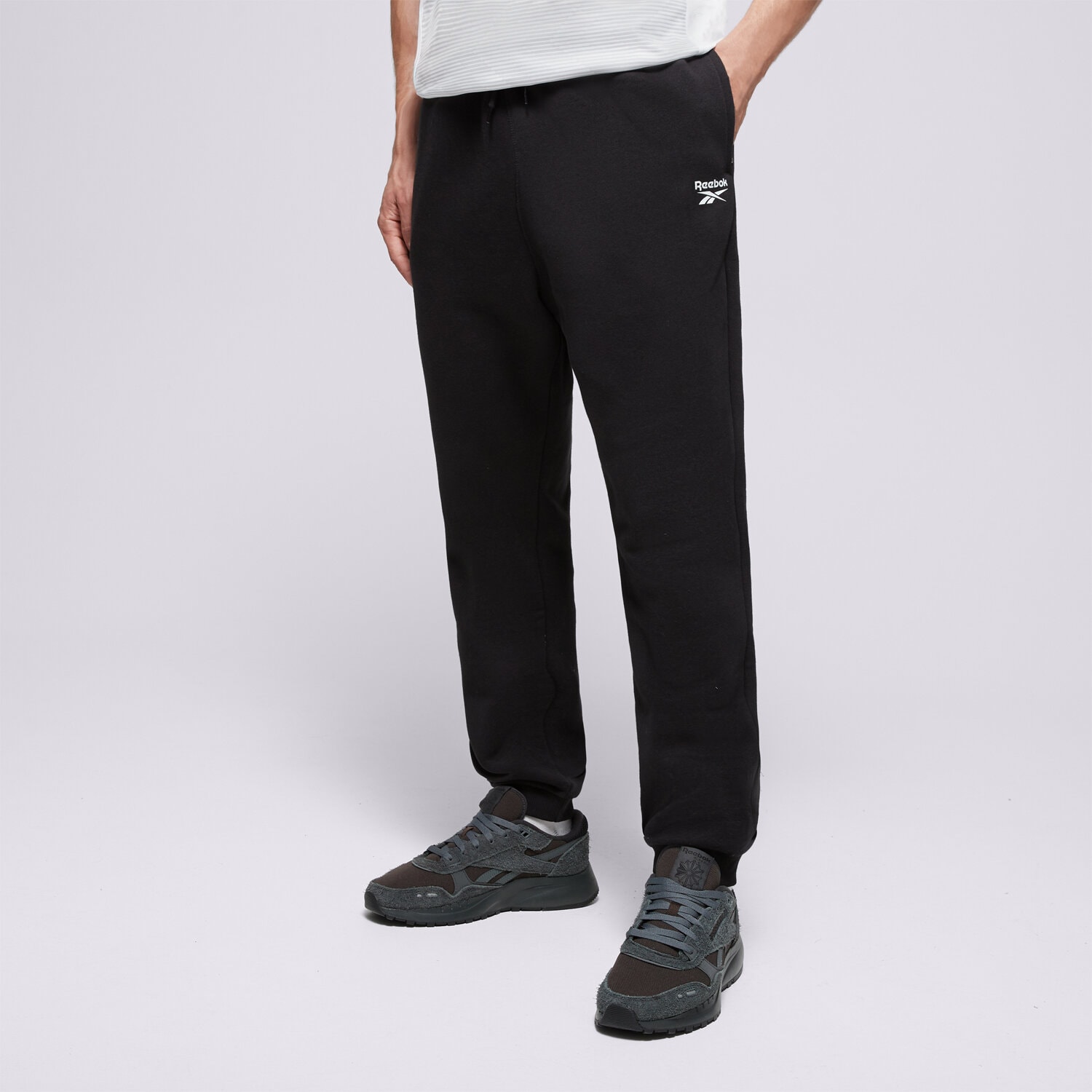 Bărbați pantaloni REEBOK PANTALONI  RI LEFT LEG JOGGER 100055296 Negru