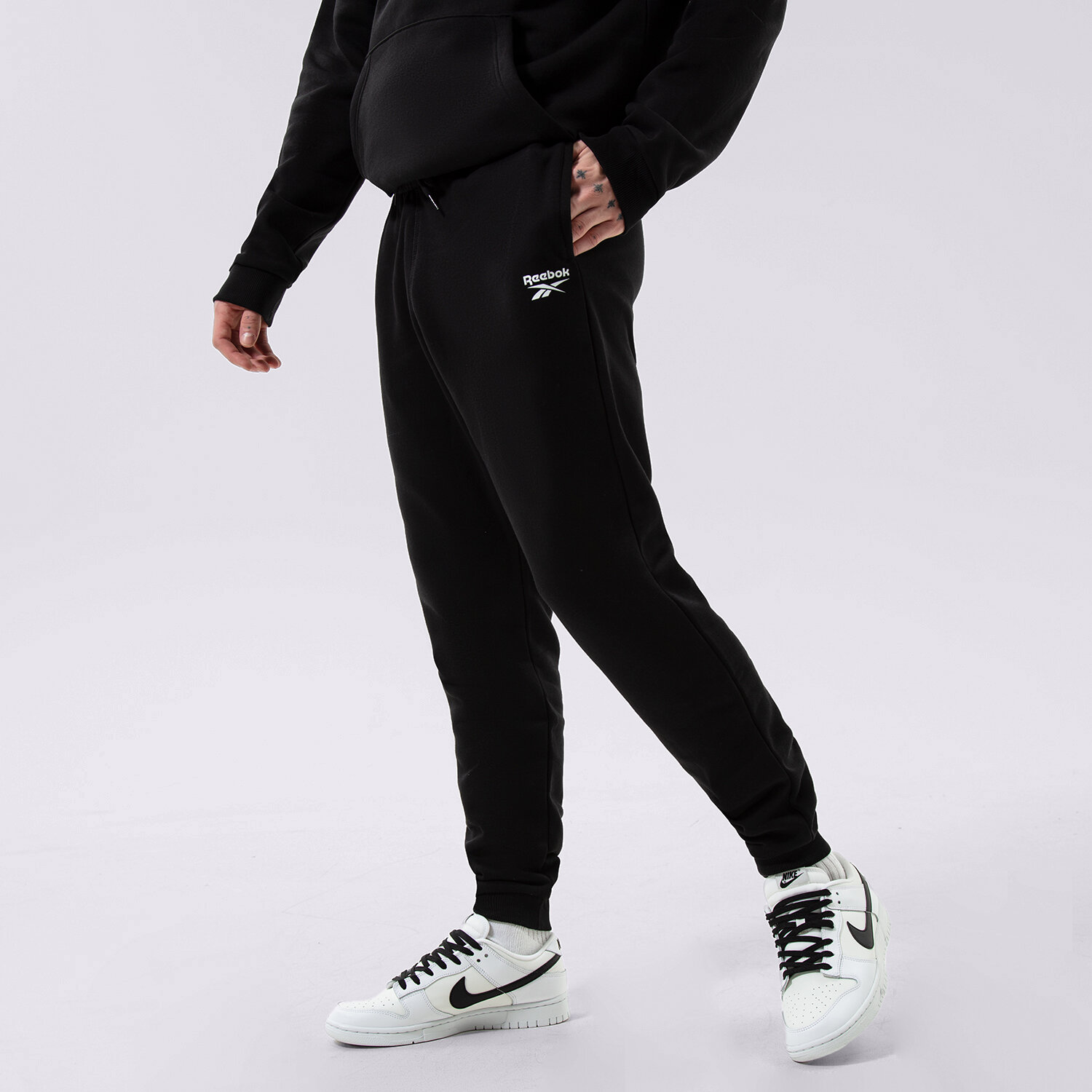 Bărbați pantaloni REEBOK PANTALONI  RI LEFT LEG JOGGER 100055296 Negru