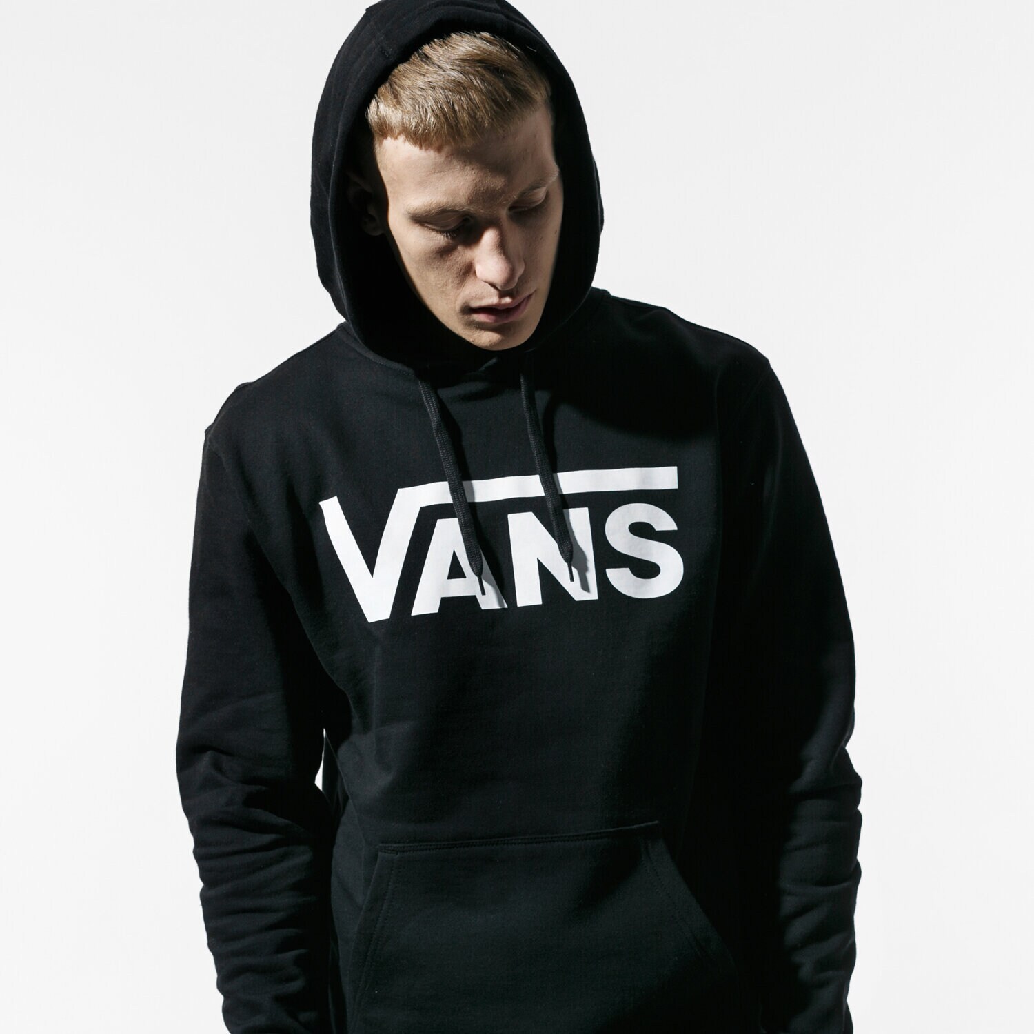 Bărbați bluză VANS BLUZĂ CU GLUGĂ VANS CLASSIC PO HOODIE II BLACK/WHITE VN0A456BY281 Negru