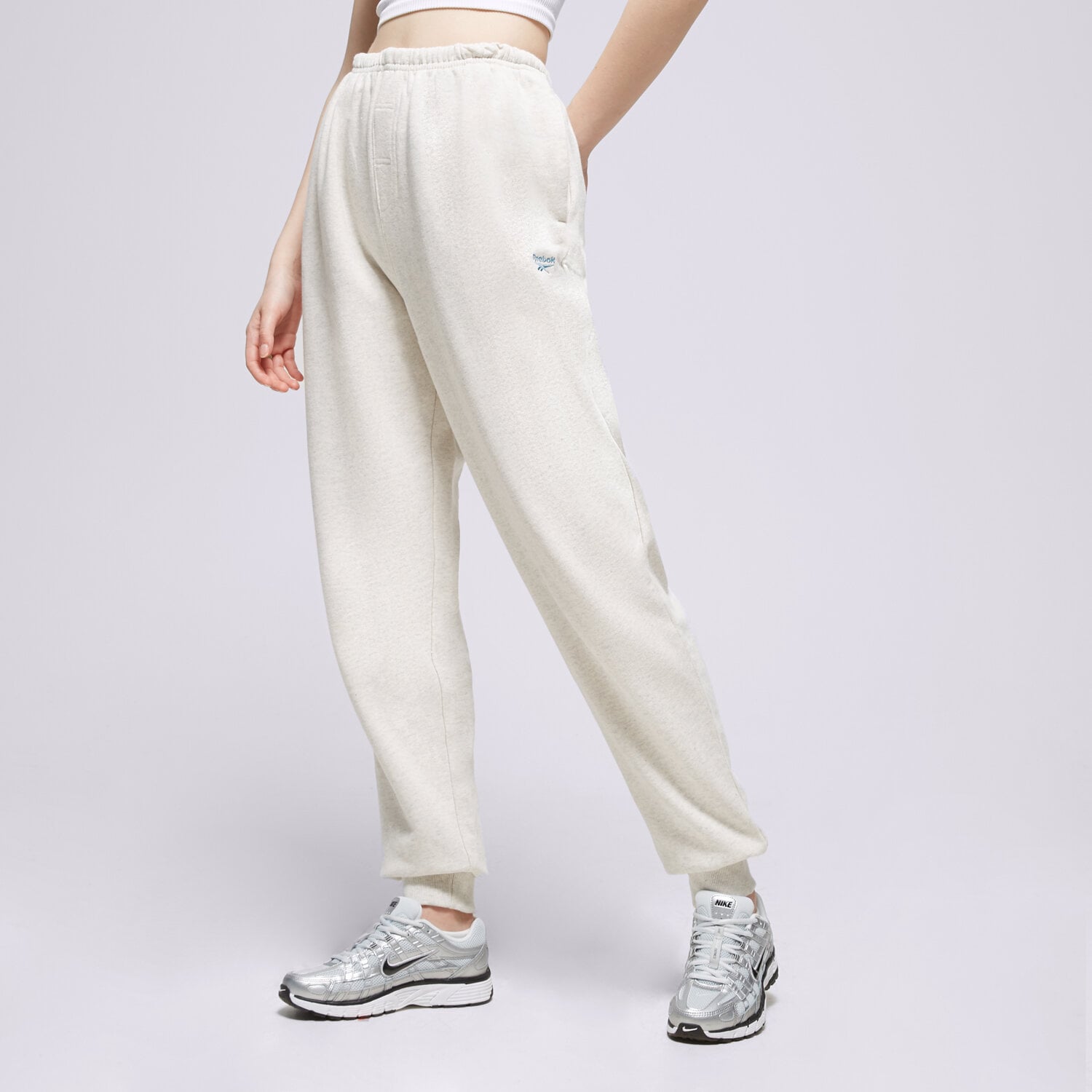 Femei pantaloni REEBOK PANTALONI  CL AE ARCHIVE FIT FT PANT IC8096 Alb