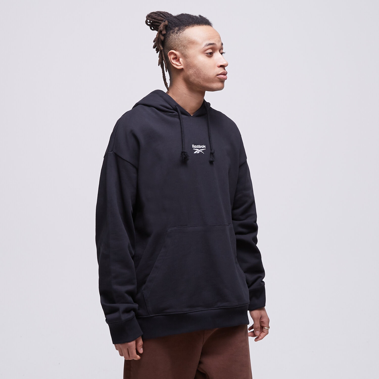 Bărbați bluză REEBOK BLUZĂ CU GLUGĂ CL SV CREW HS7149 Negru