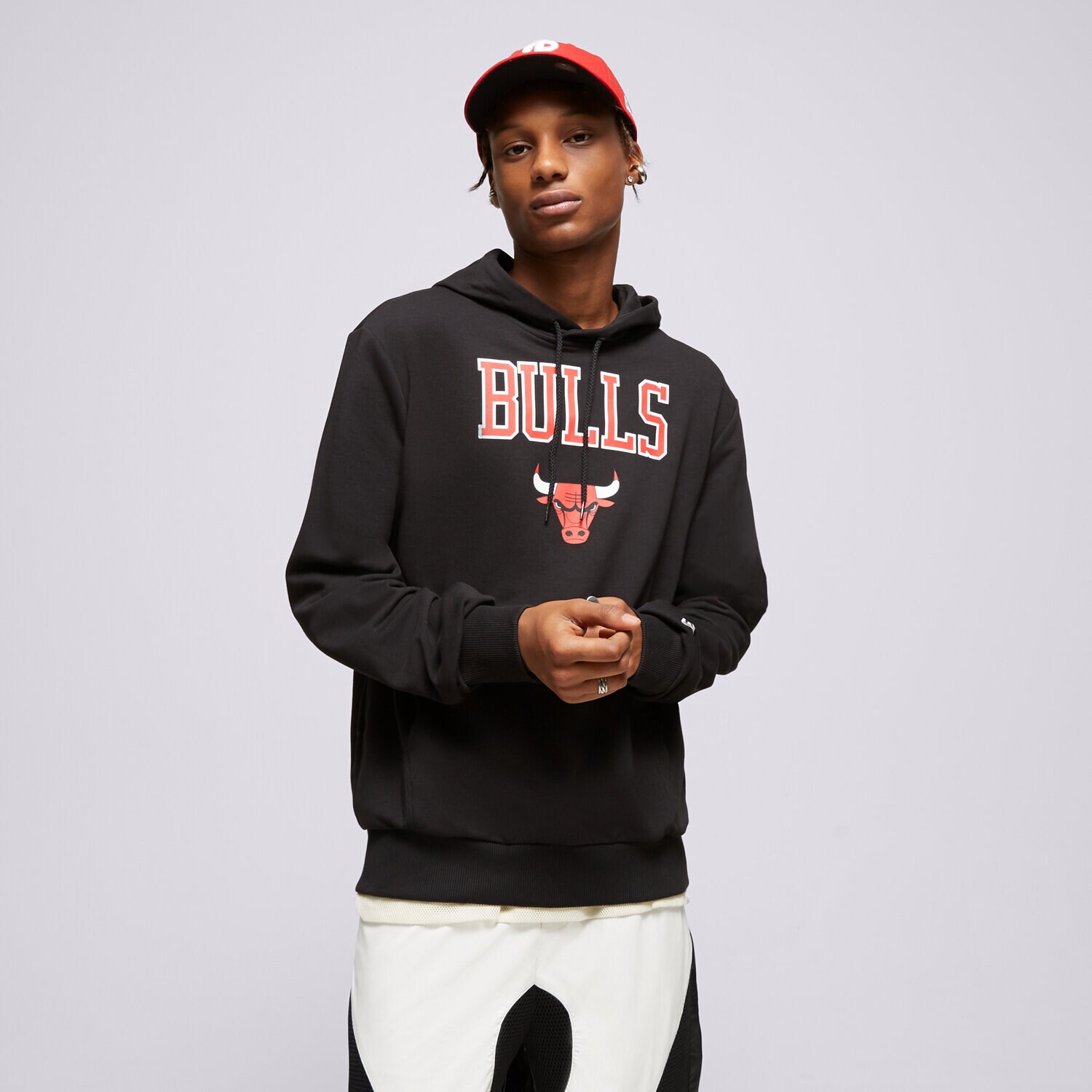 Bărbați bluză NEW ERA BLUZĂ CU GLUGĂ NBA TEAM LOGO BULLS CHICAGO BULLS 60357036 Negru