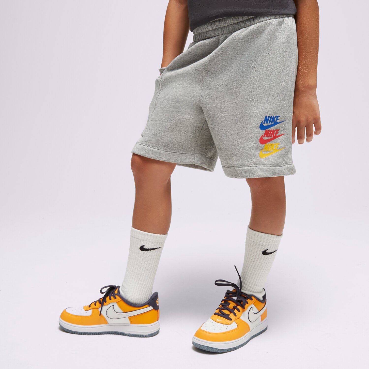 Pantaloni scurți și rochii pentru copii NIKE PANTALONI SCURȚI B NSW SI FLC CARGO FJ5530-063 Gri