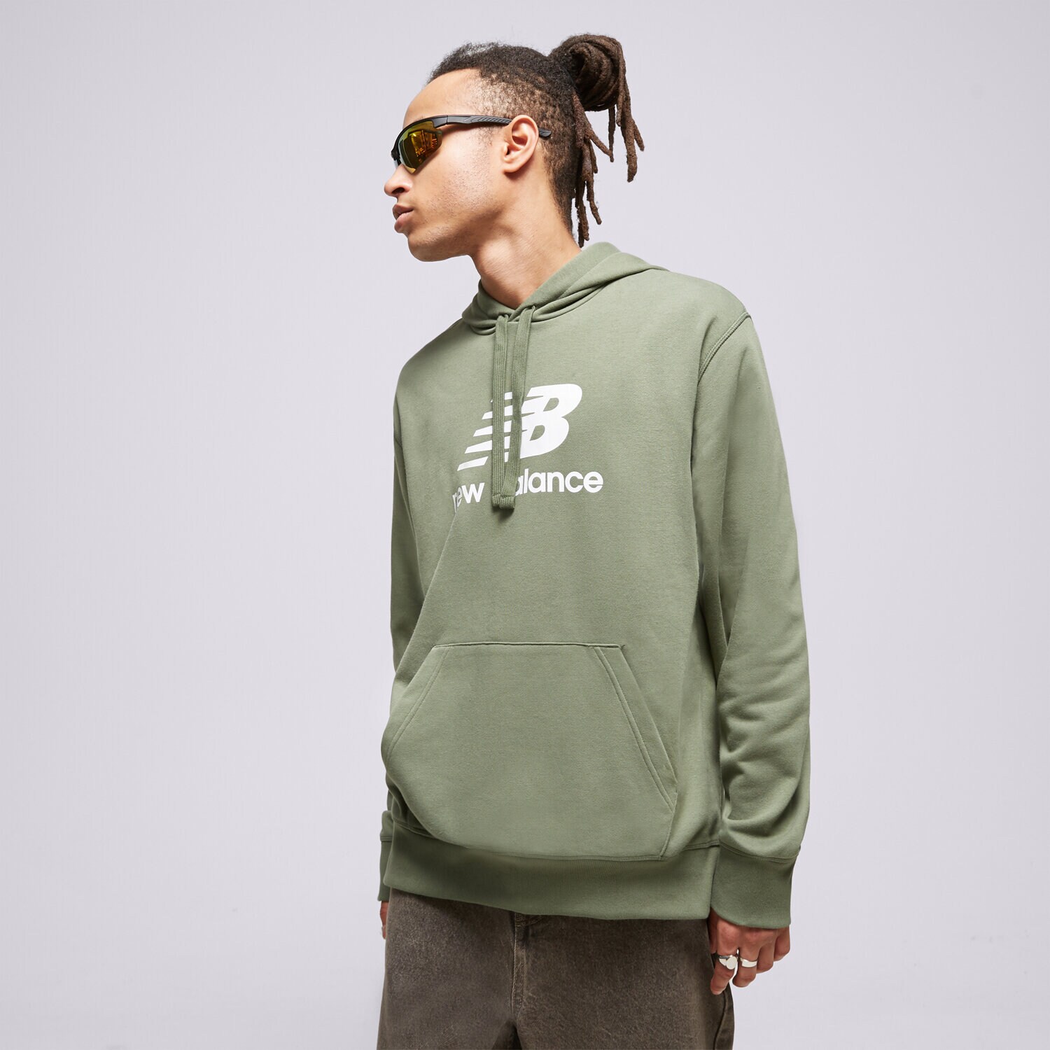 Bărbați bluză NEW BALANCE BLUZĂ CU GLUGĂ ESSENTIALS STACKED MT31537DON Verde