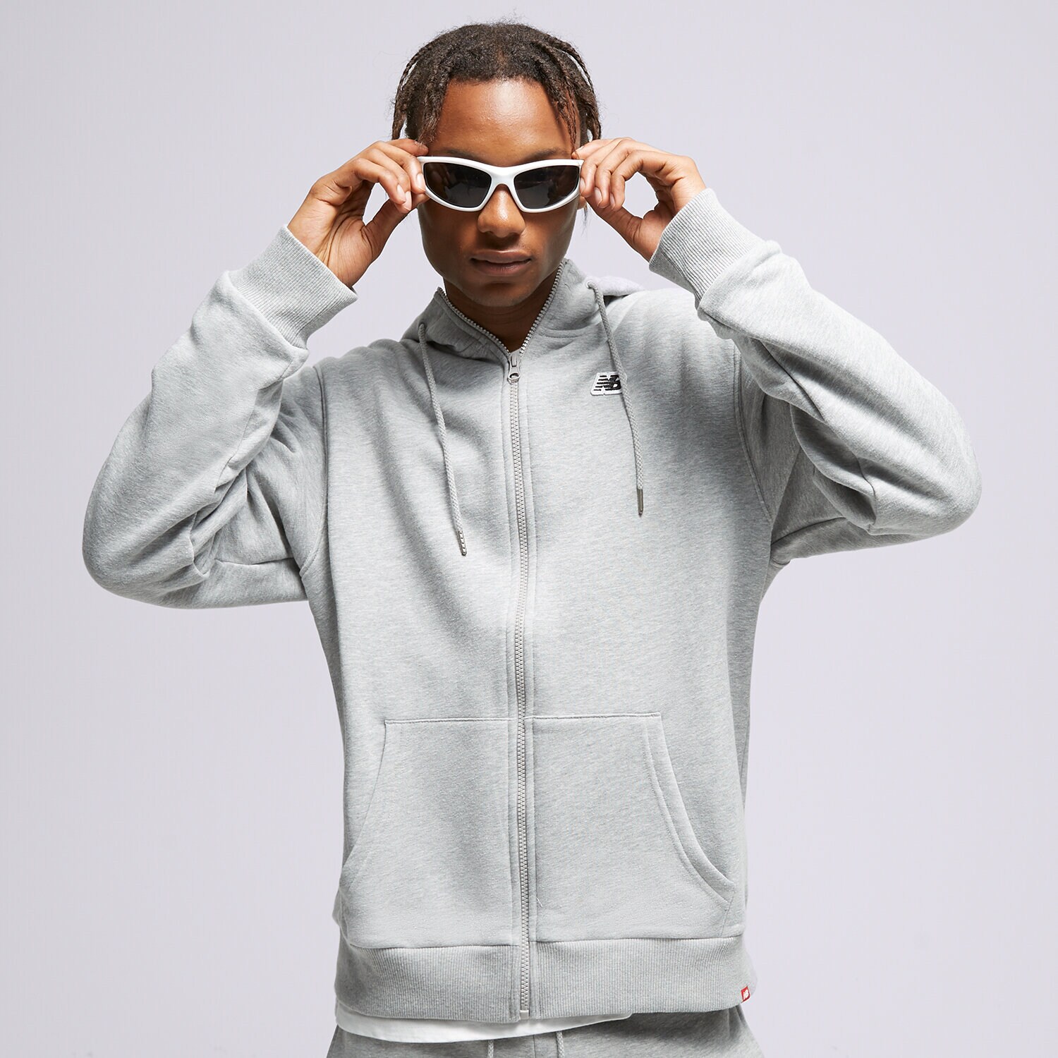 Bărbați bluză NEW BALANCE BLUZĂ CU GLUGĂ ZIP HODIE BLUZĂ MJ23600AG Gri