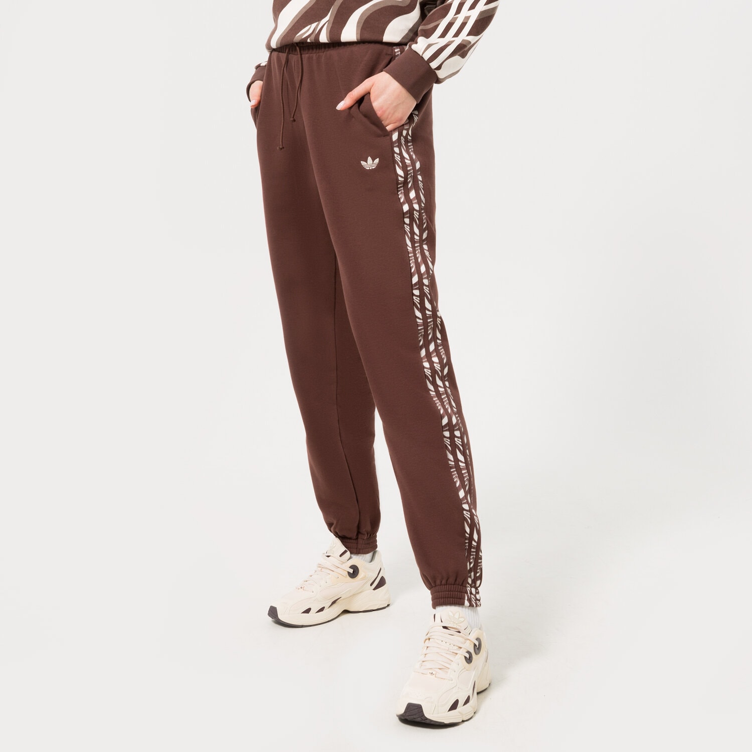 Femei pantaloni ADIDAS PANTALONI JOGGER PANT IJ8182 Maro