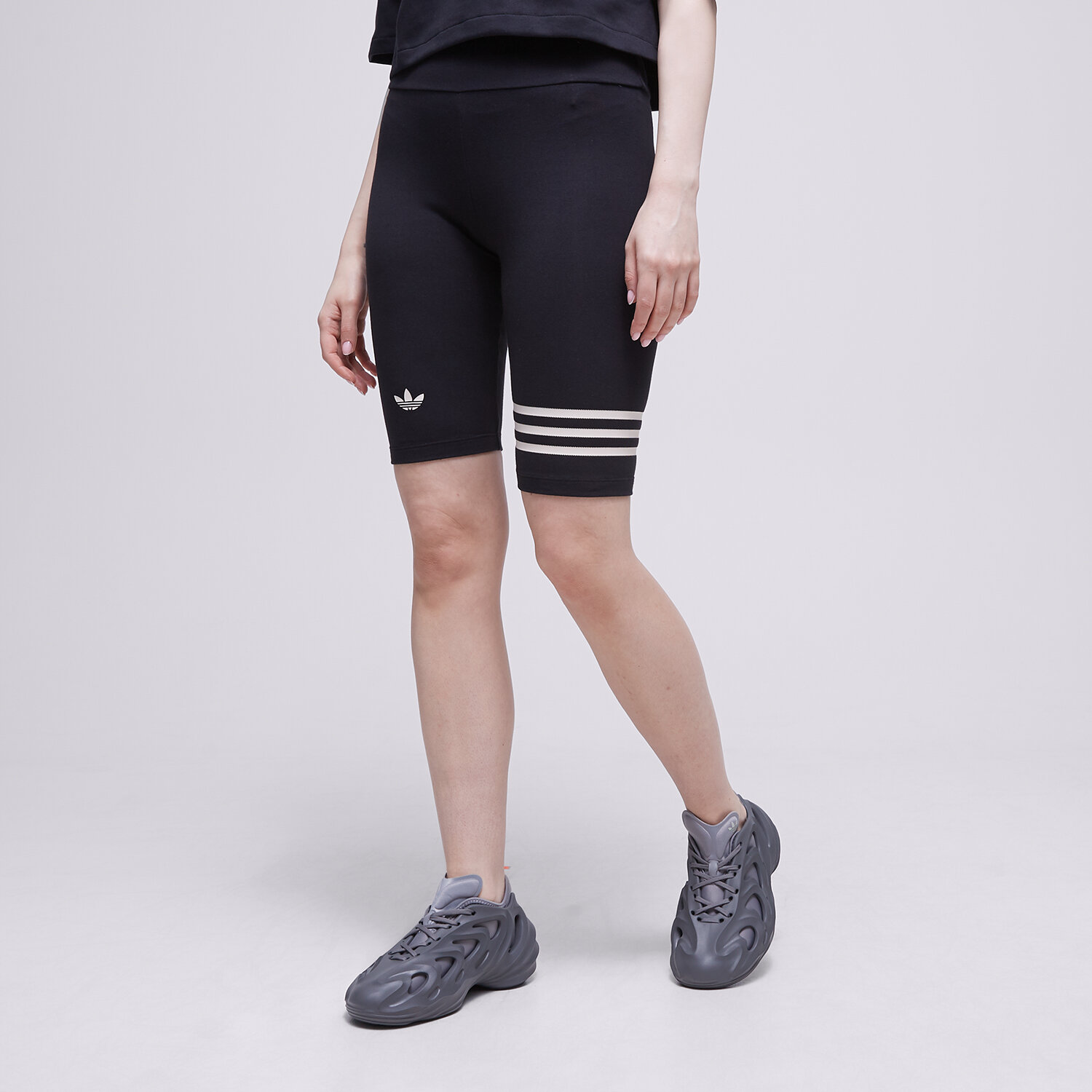 Femei pantaloni scurți ADIDAS PANTALONI SCURȚI BIKE COLANȚI IB7325 Negru