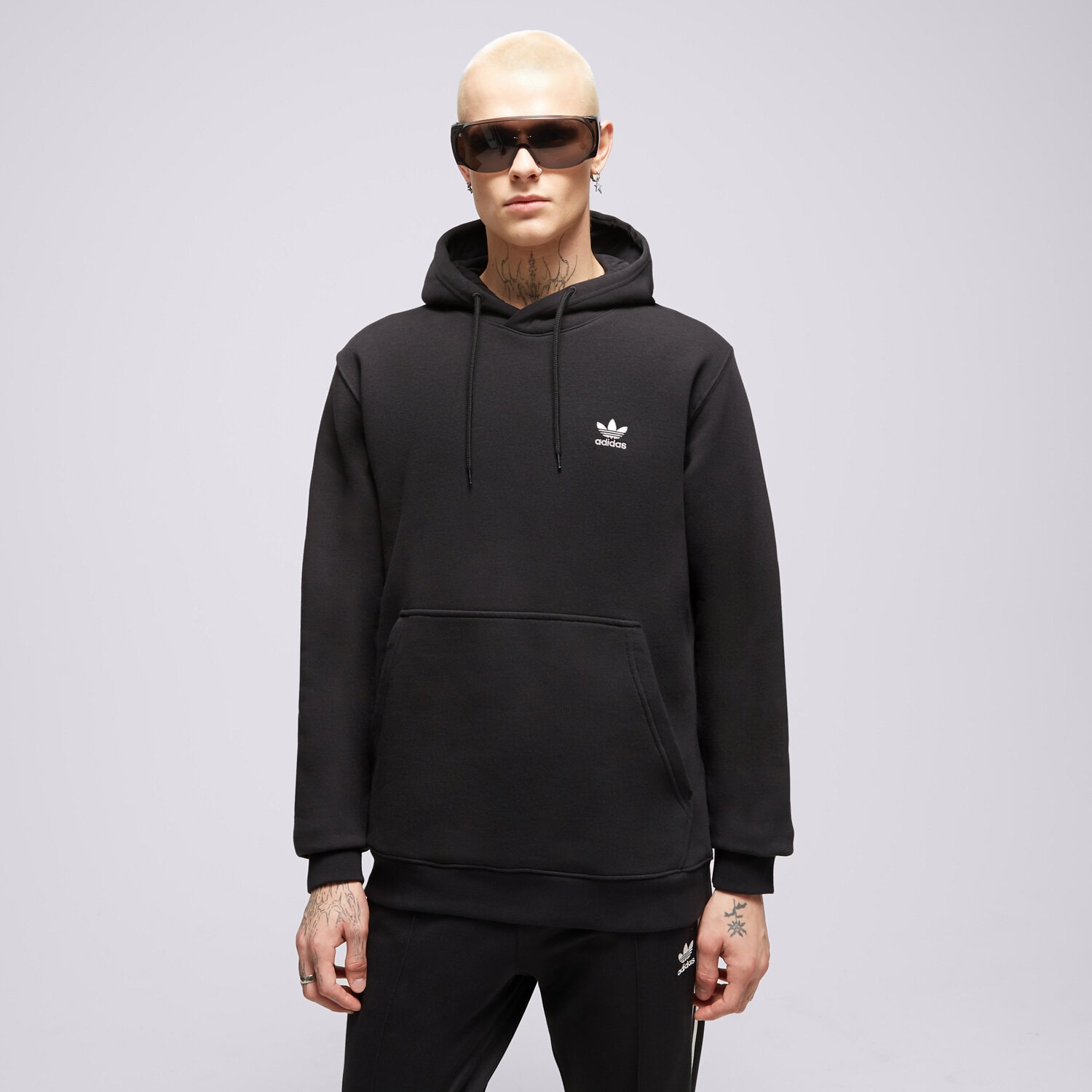 Bărbați bluză ADIDAS BLUZĂ CU GLUGĂ ESSENTIAL HOODY IM4522 Negru
