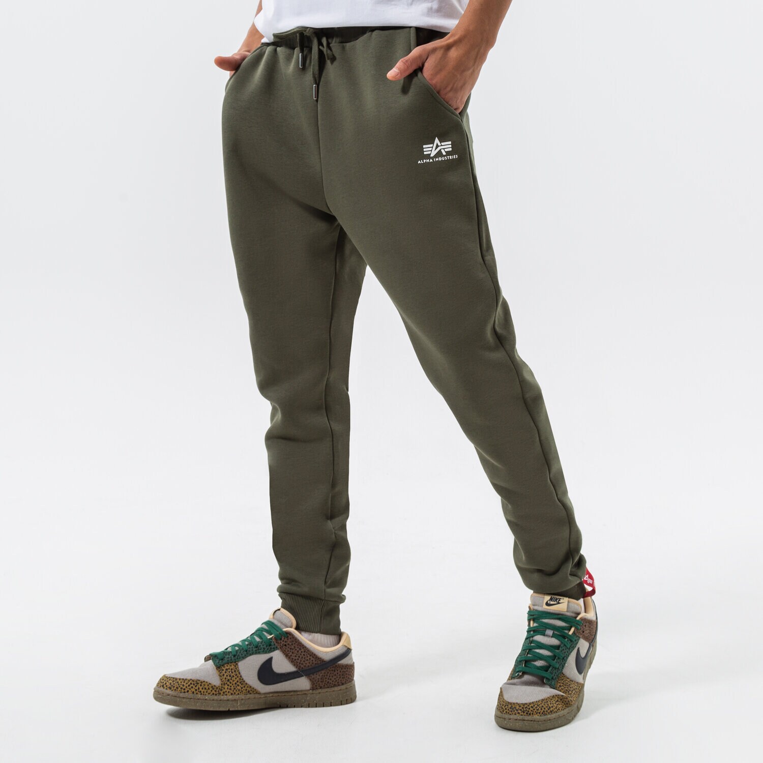 Bărbați pantaloni ALPHA INDUSTRIES PANTALONI  BASIC JOGGER SL 116370-142 Kaki