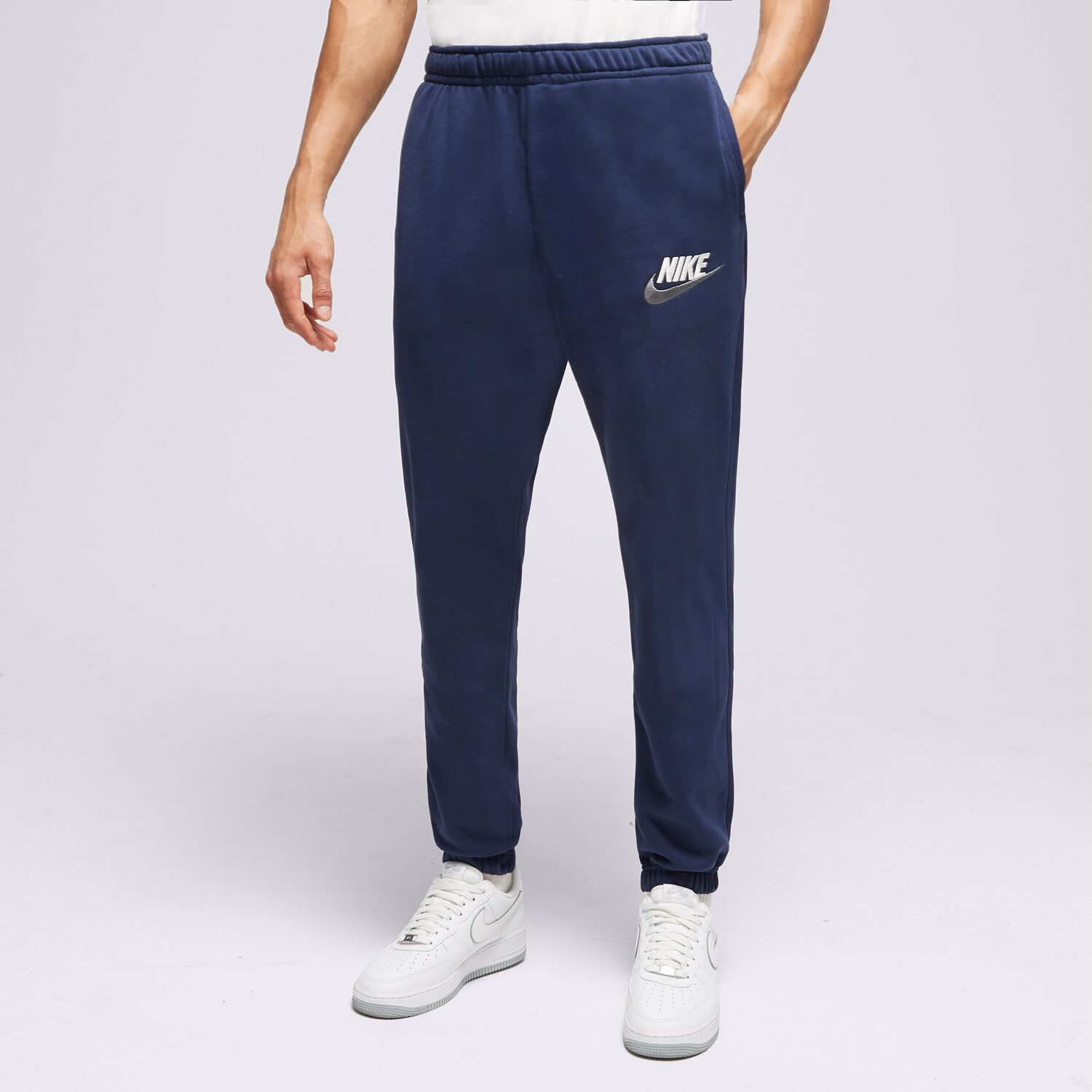 Bărbați pantaloni NIKE PANTALONI  M NK CLUB+ FT CF PANT LBR FB7687-410 Bleumarin