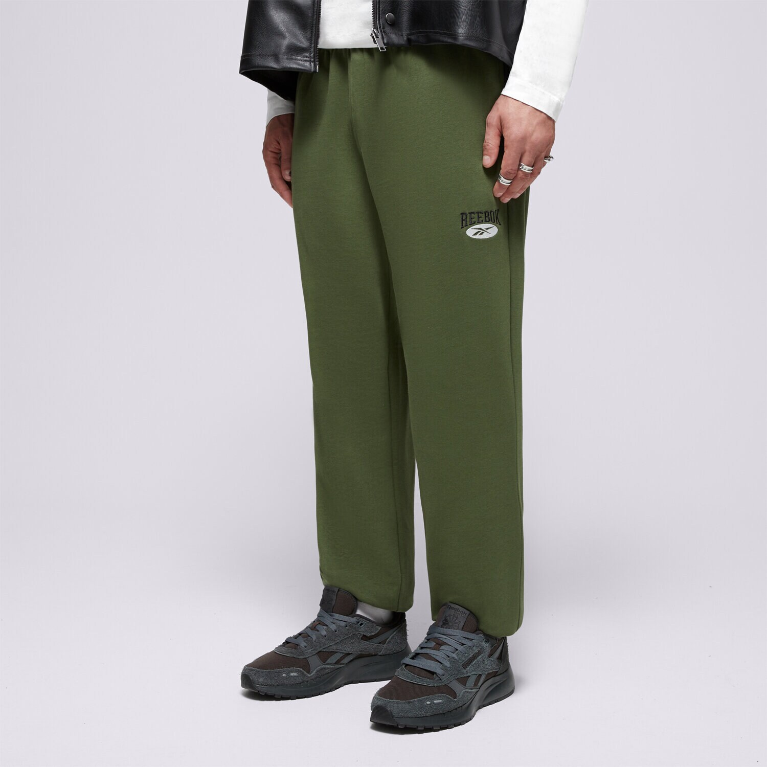 Bărbați pantaloni REEBOK PANTALONI  CL AE PANT 100034577 Kaki
