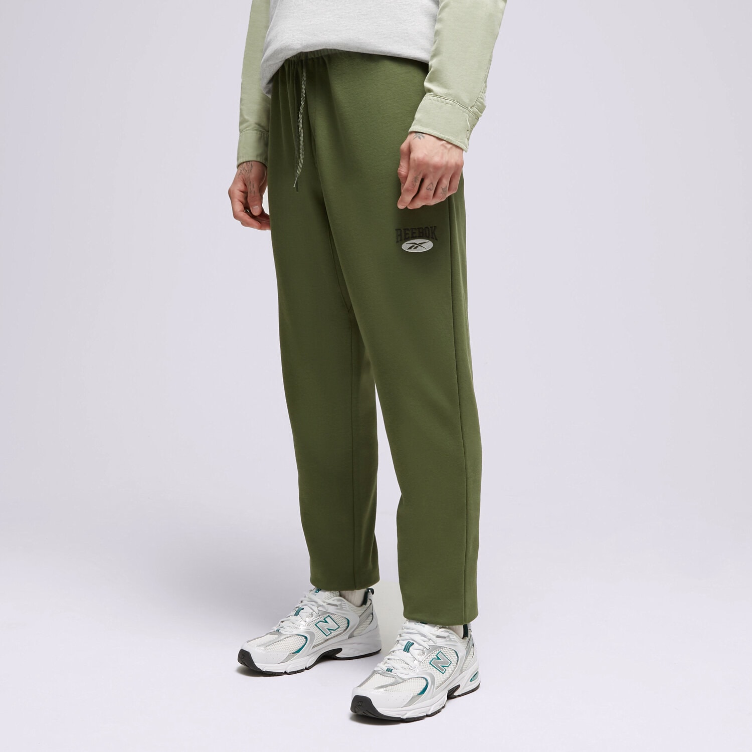 Bărbați pantaloni REEBOK PANTALONI  CL AE PANT 100034577 Kaki