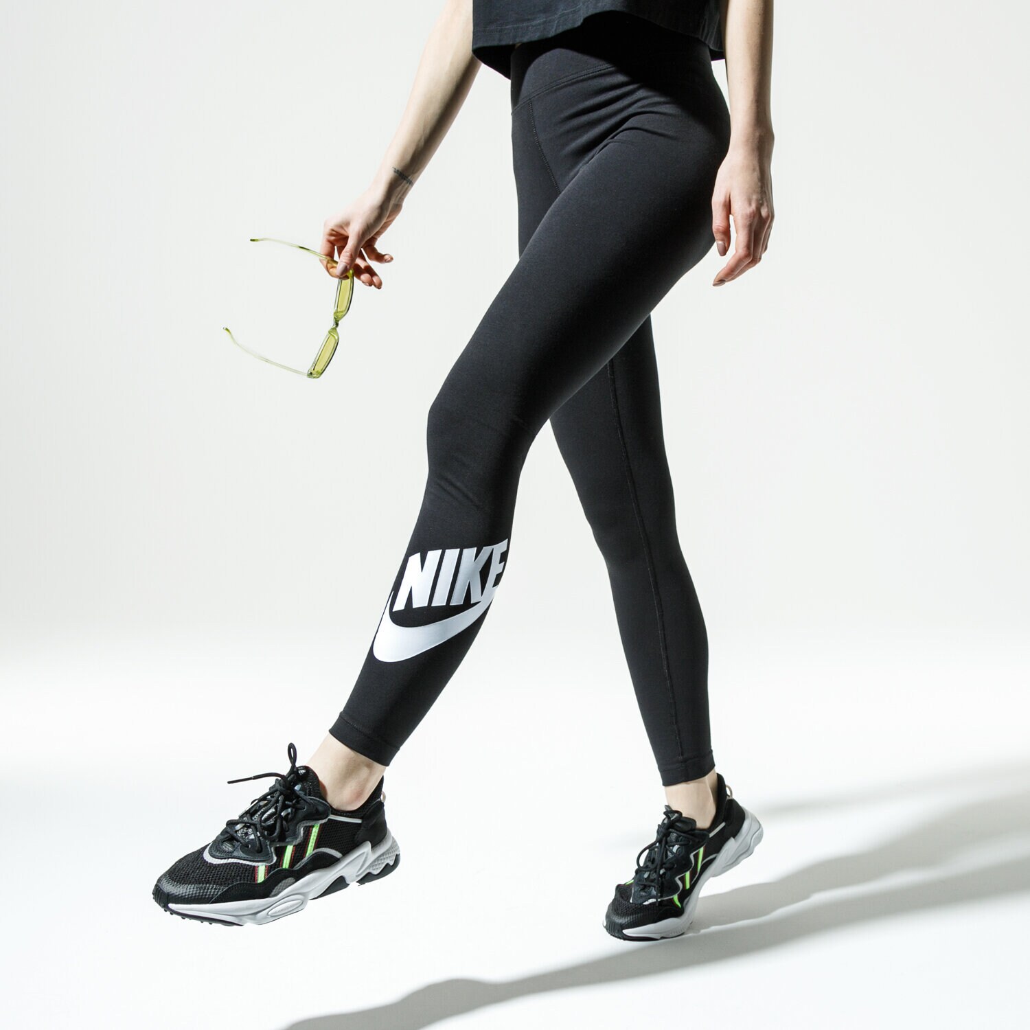 Femei pantaloni NIKE COLANȚI W NSW LEGASEE LGNG HW FUTURA CJ2297-011 Negru