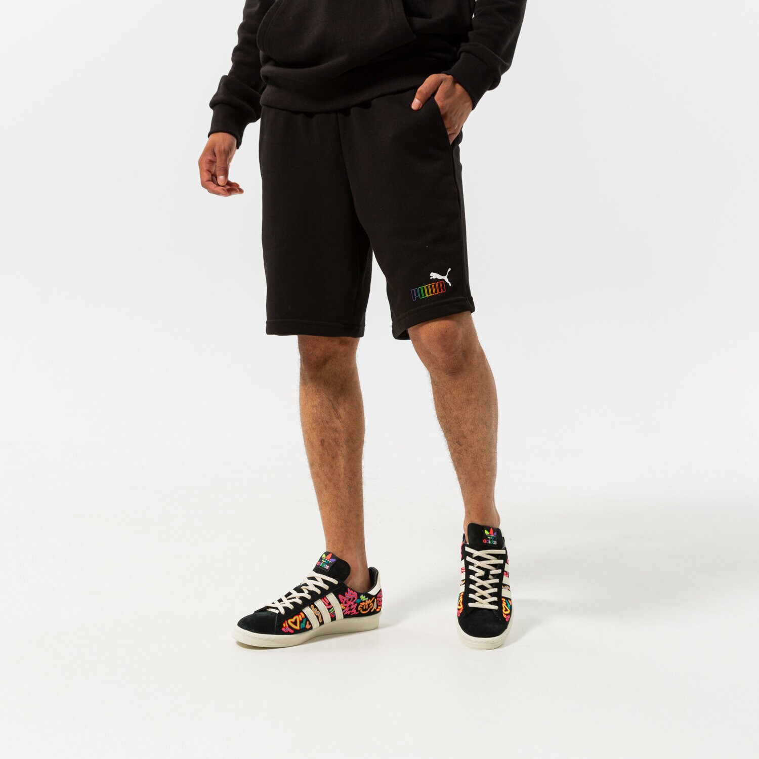 Femei pantaloni scurți PUMA PANTALONI SCURȚI ESS+ RAINBOW SWEAT SHORTS 9" TR 848679 01 Negru