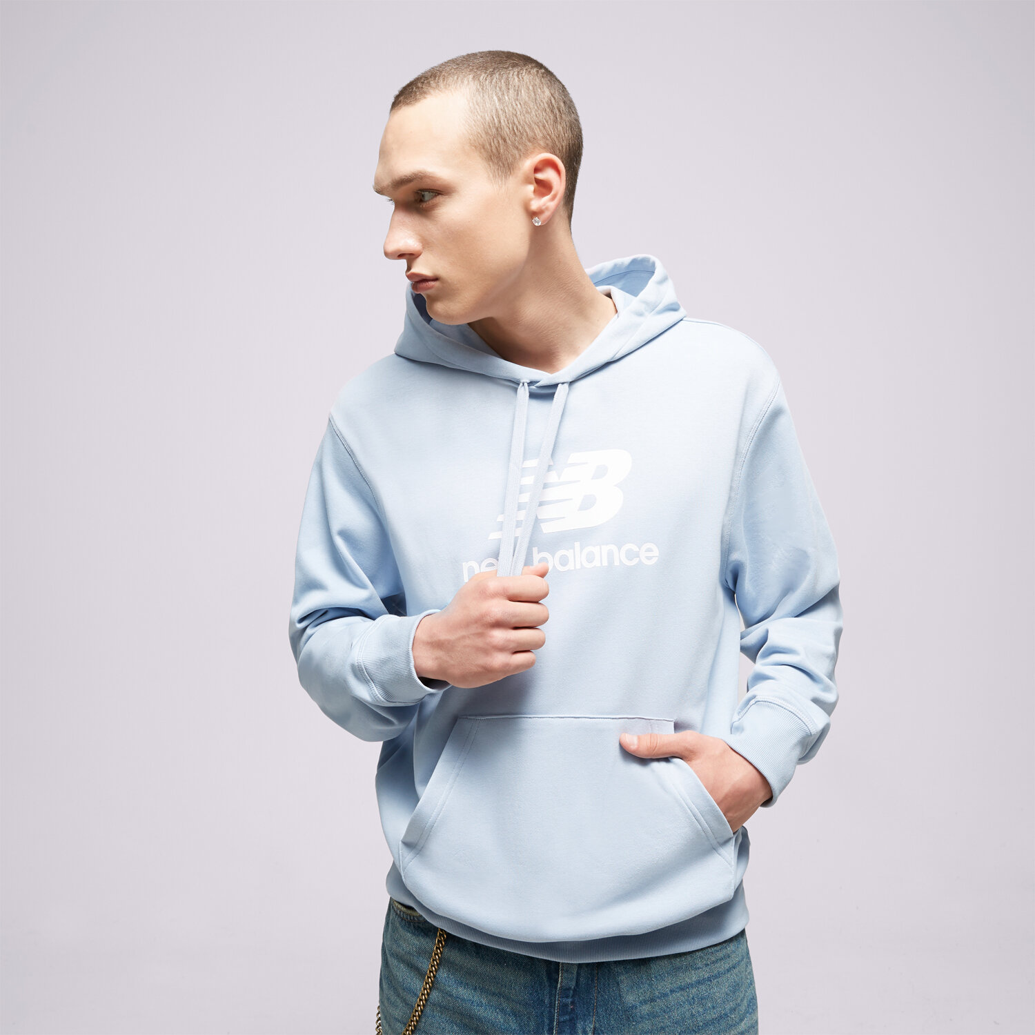 Bărbați bluză NEW BALANCE BLUZĂ CU GLUGĂ ESSENTIALS STACKED MT31537LAY Albastru