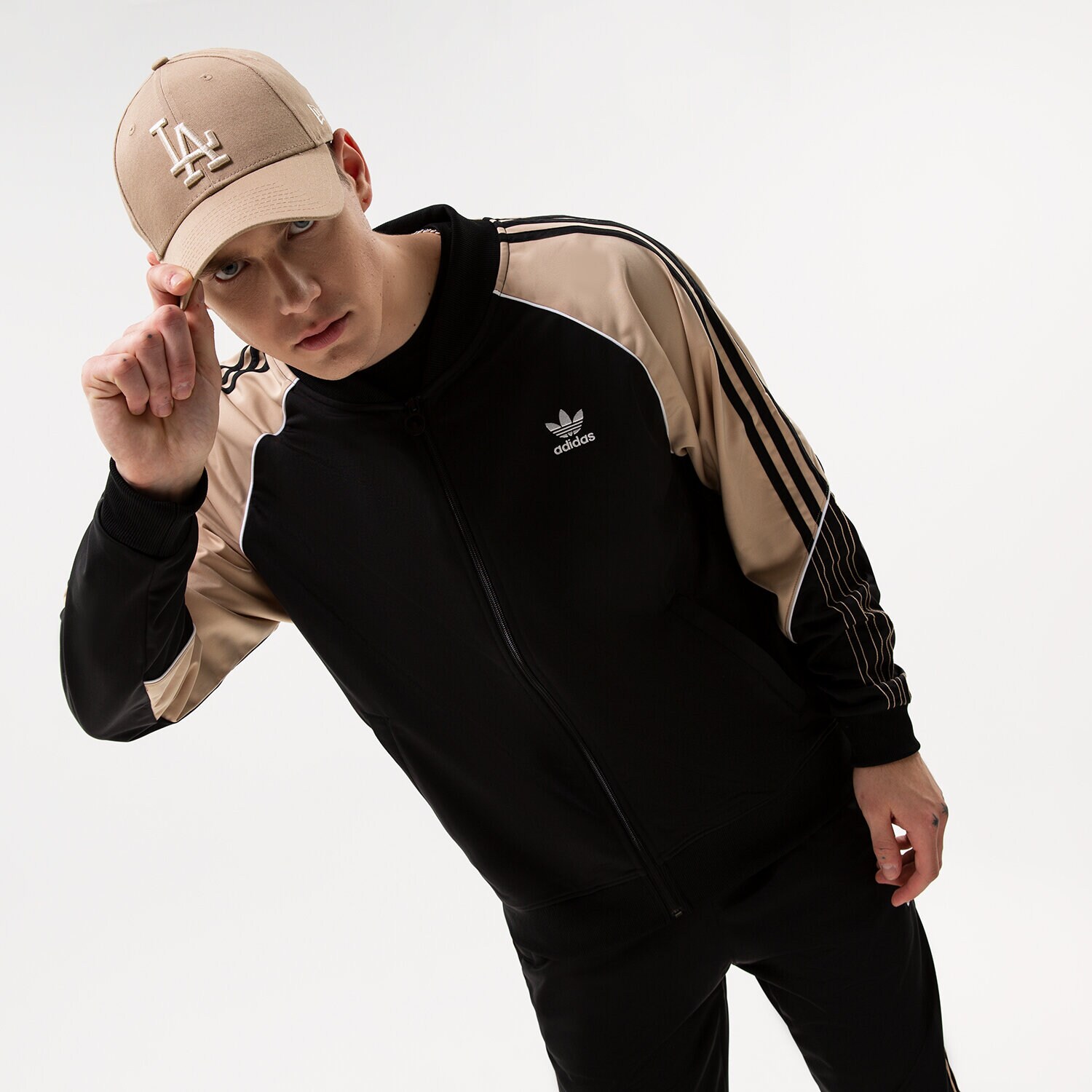 Bărbați bluză ADIDAS BLUZĂ TRICOT SST TT HI3000 Negru