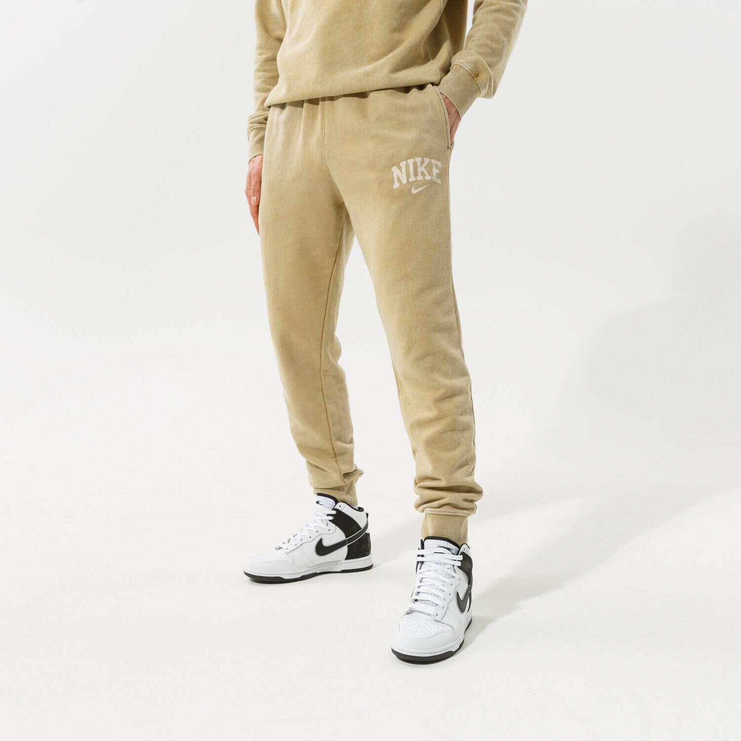 Bărbați pantaloni NIKE PANTALONI  M NSW ARCH FLC JOGGER FT DC0723-297 Kaki